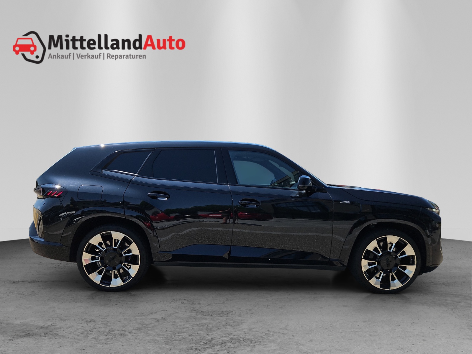 BMW XM xDrive 50e PHEV Steptronic-image-3