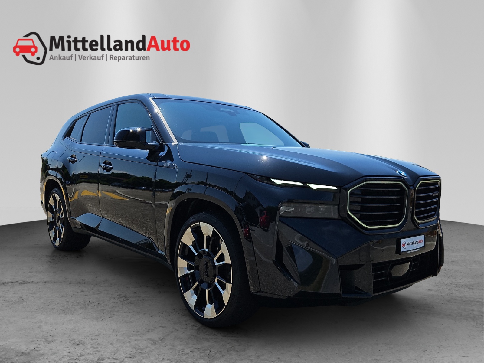BMW XM xDrive 50e PHEV Steptronic-image-2