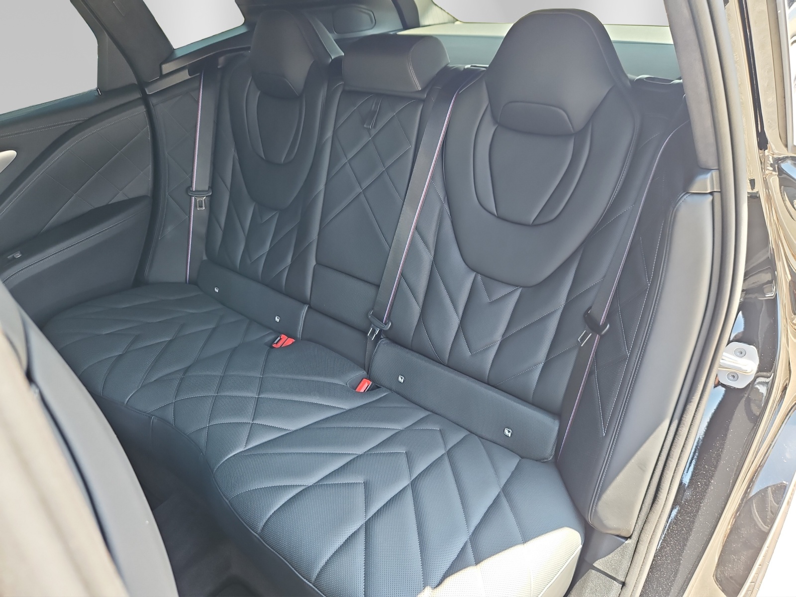BMW XM xDrive 50e PHEV Steptronic-image-5