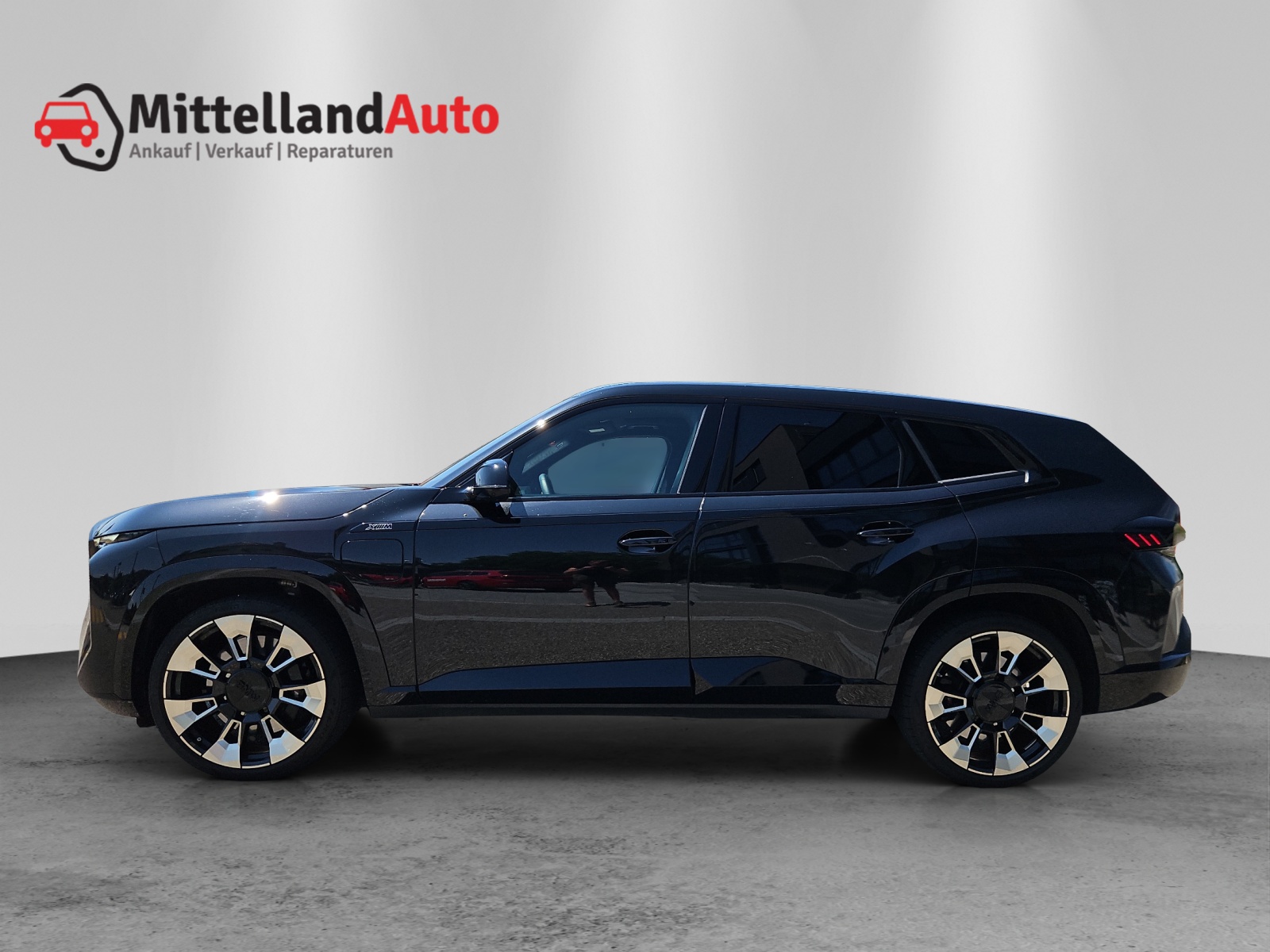 BMW XM xDrive 50e PHEV Steptronic-image-4