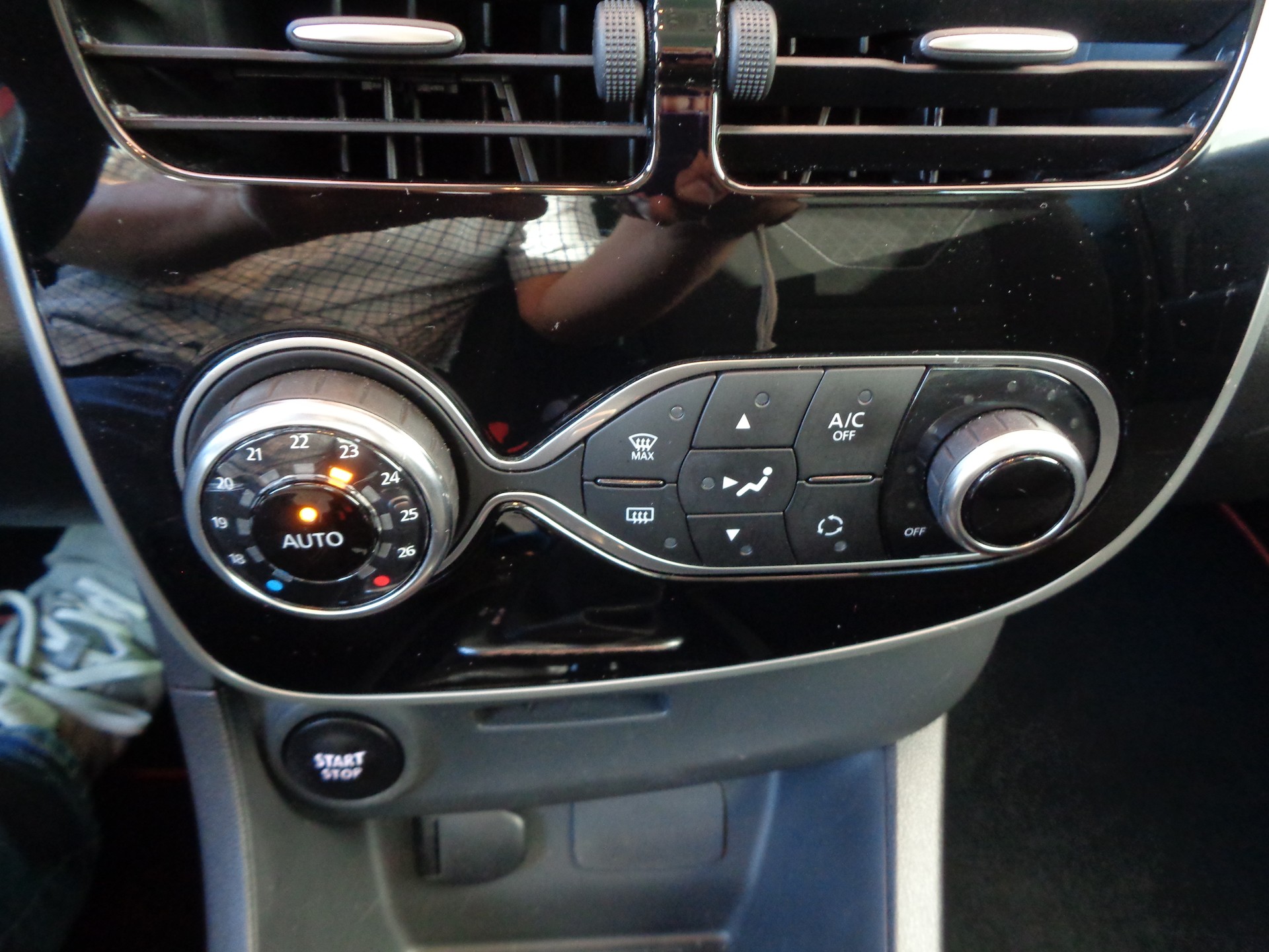 RENAULT Clio 1.2 16V T Limited EDC-image-19