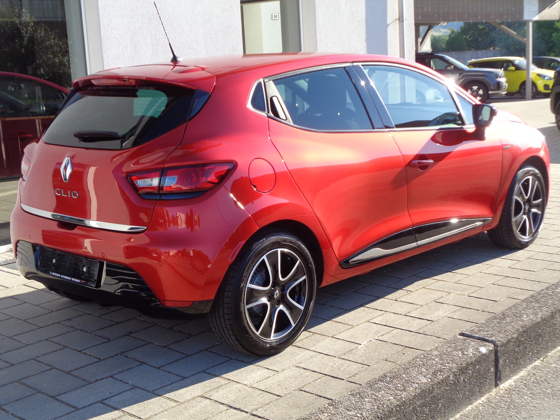 RENAULT Clio 1.2 16V T Limited EDC-image-1