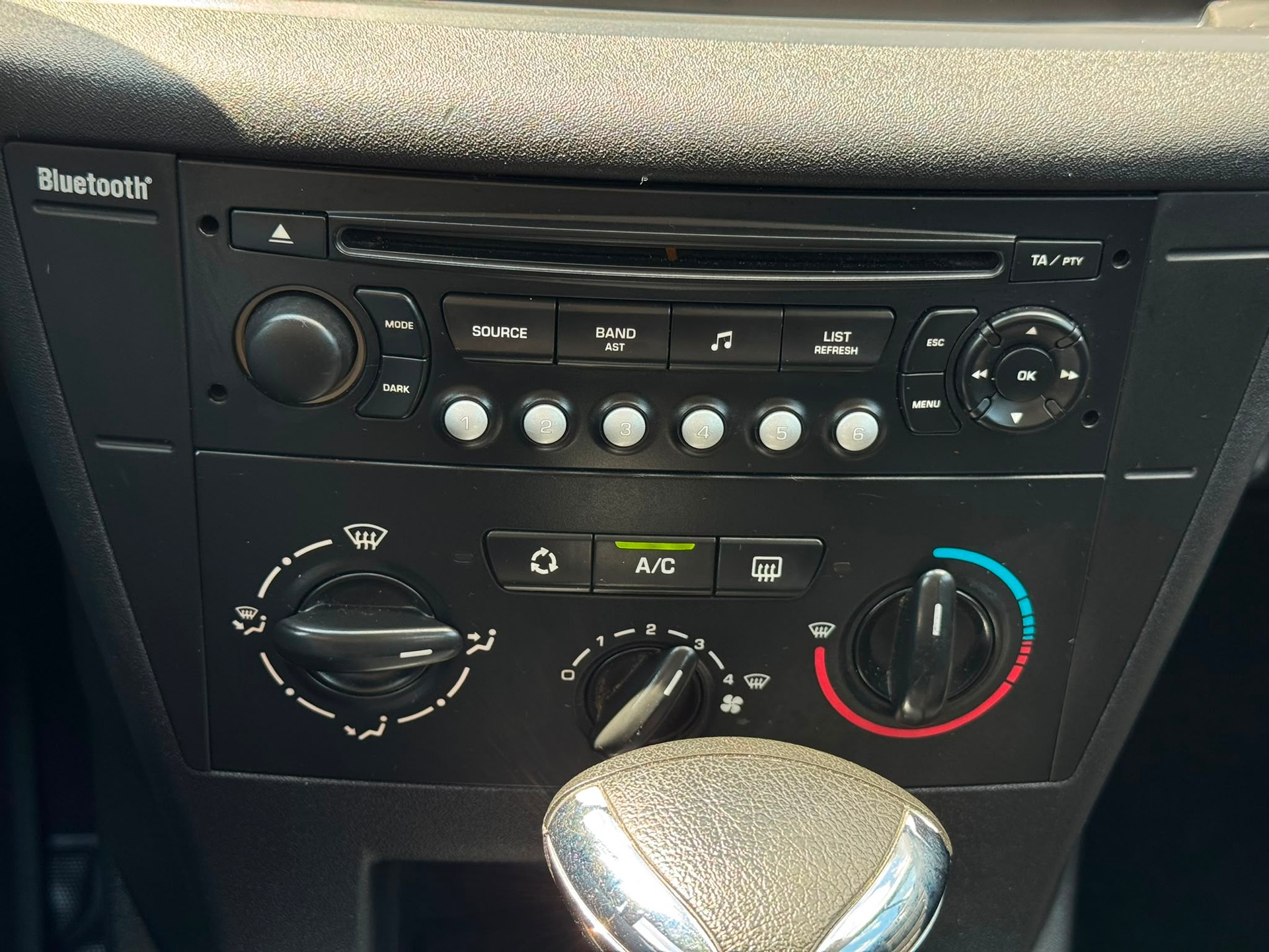 CITROEN C4 Berline 1.6i 16V VTR (Pack) Automatic-image-17