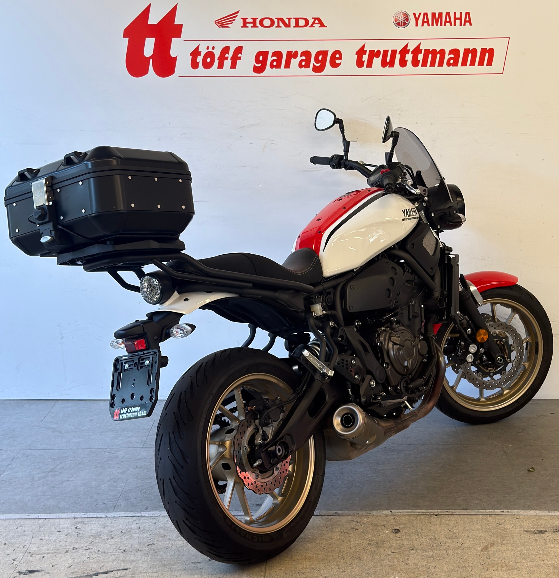 YAMAHA XSR 700-showroom-element-3