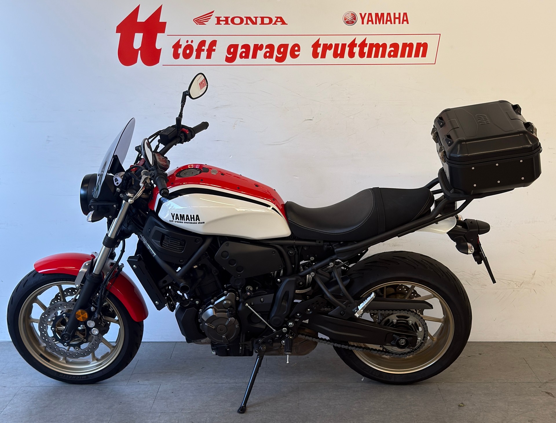 YAMAHA XSR 700-showroom-element-1