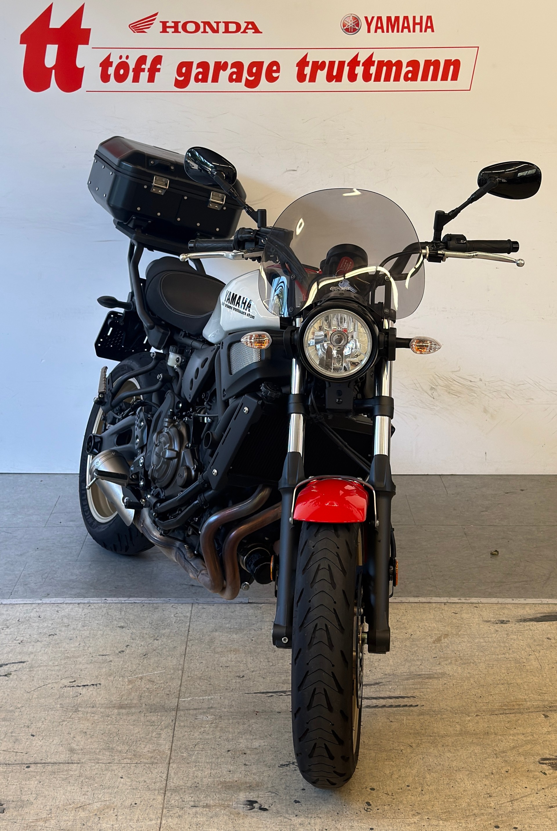 YAMAHA XSR 700-showroom-element-2