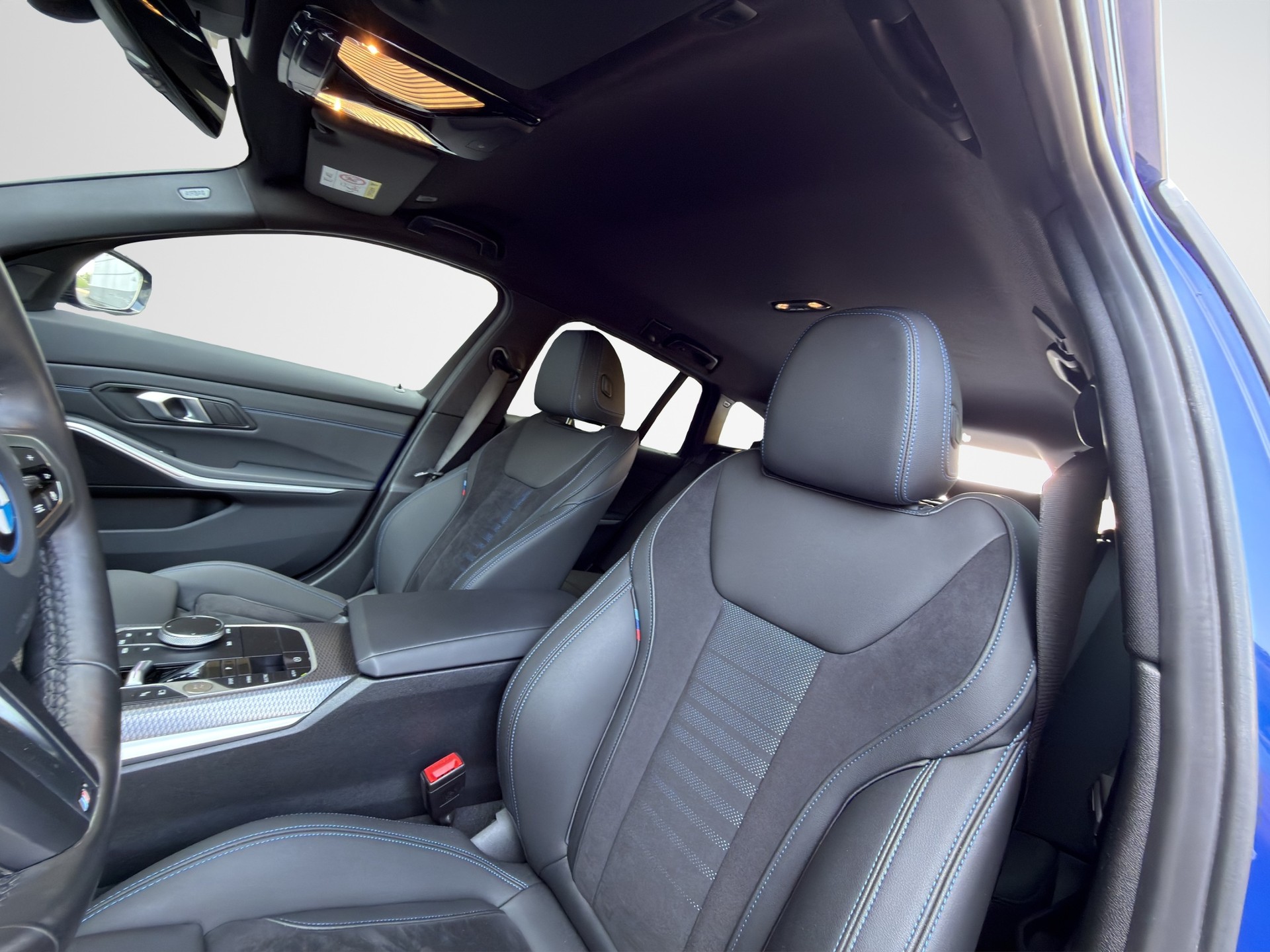 BMW BMW 330e x DriveTouring Steptronic - M Sport-image-15