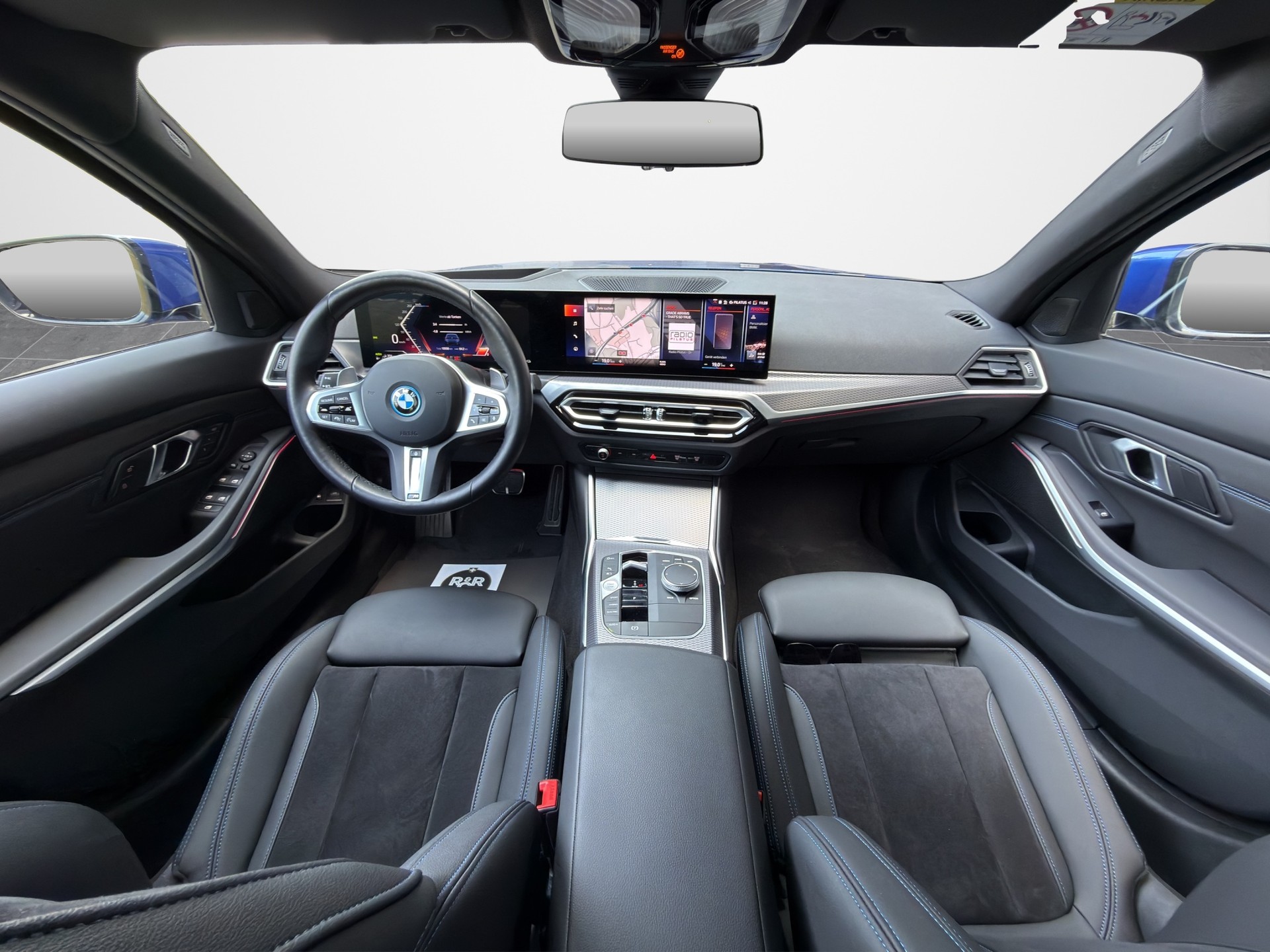 BMW BMW 330e x DriveTouring Steptronic - M Sport-image-14