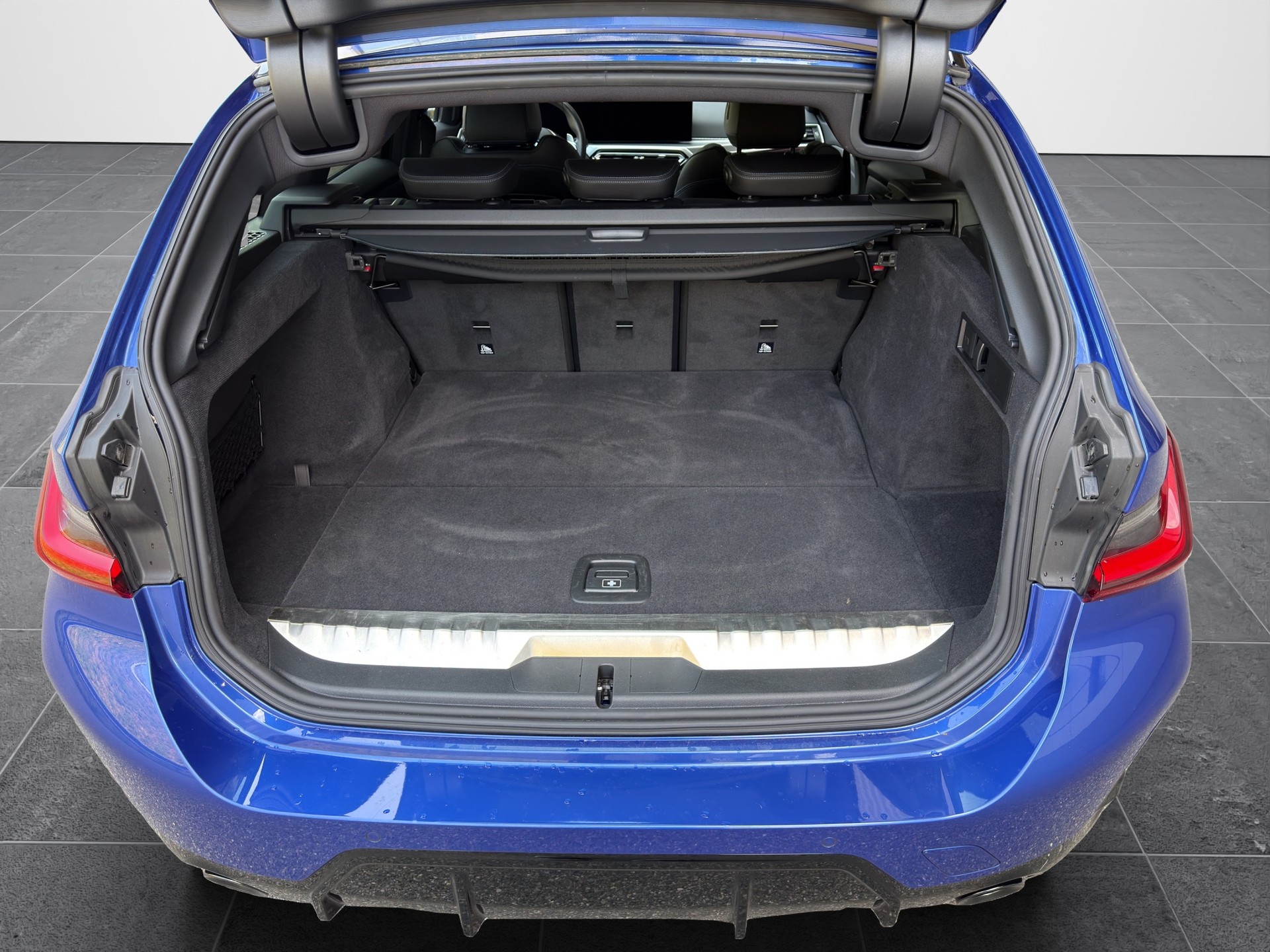 BMW BMW 330e x DriveTouring Steptronic - M Sport-image-9
