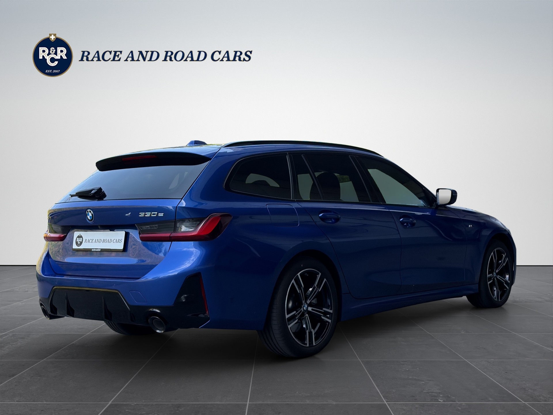 BMW BMW 330e x DriveTouring Steptronic - M Sport-image-4