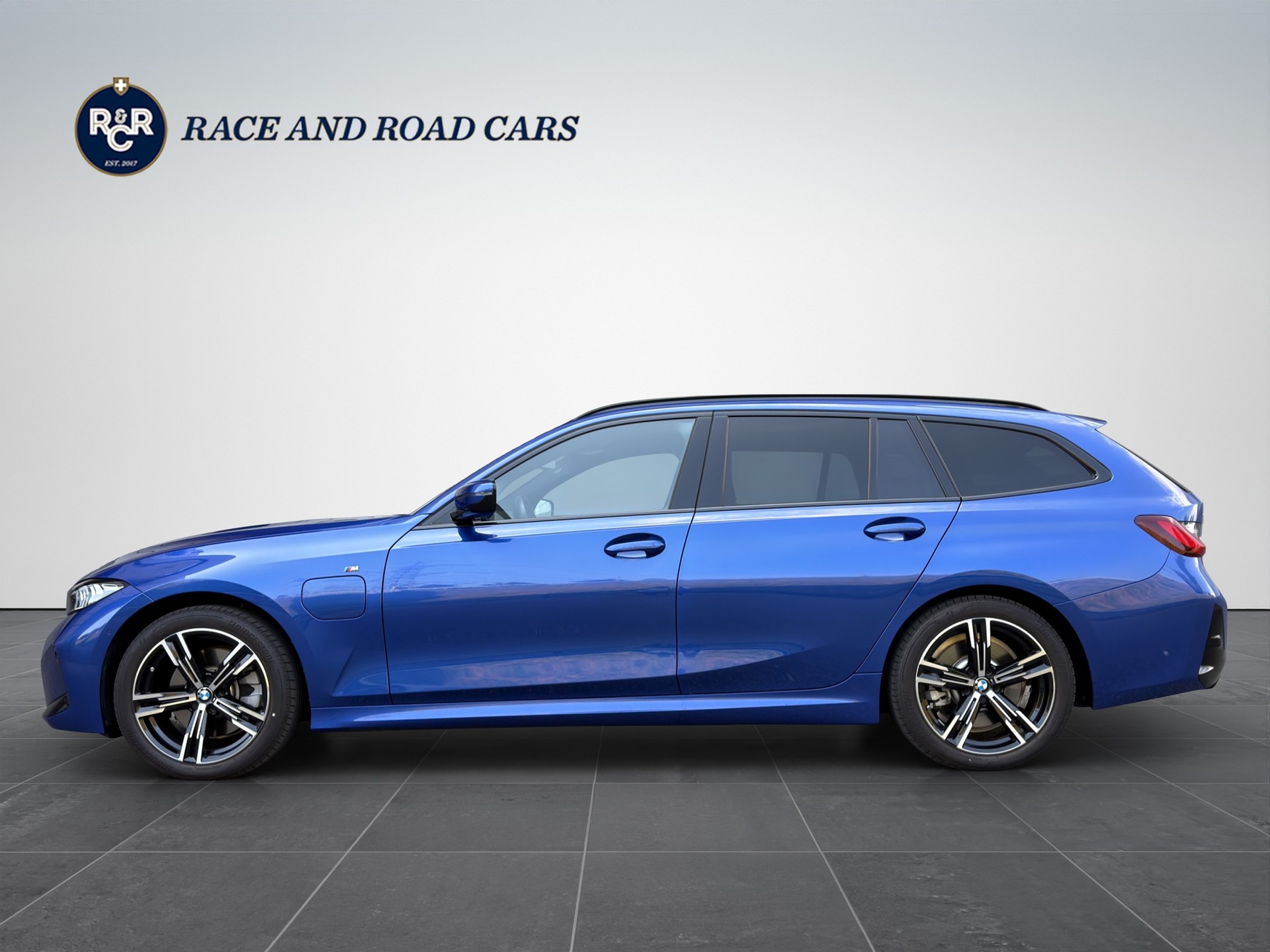 BMW BMW 330e x DriveTouring Steptronic - M Sport-image-8