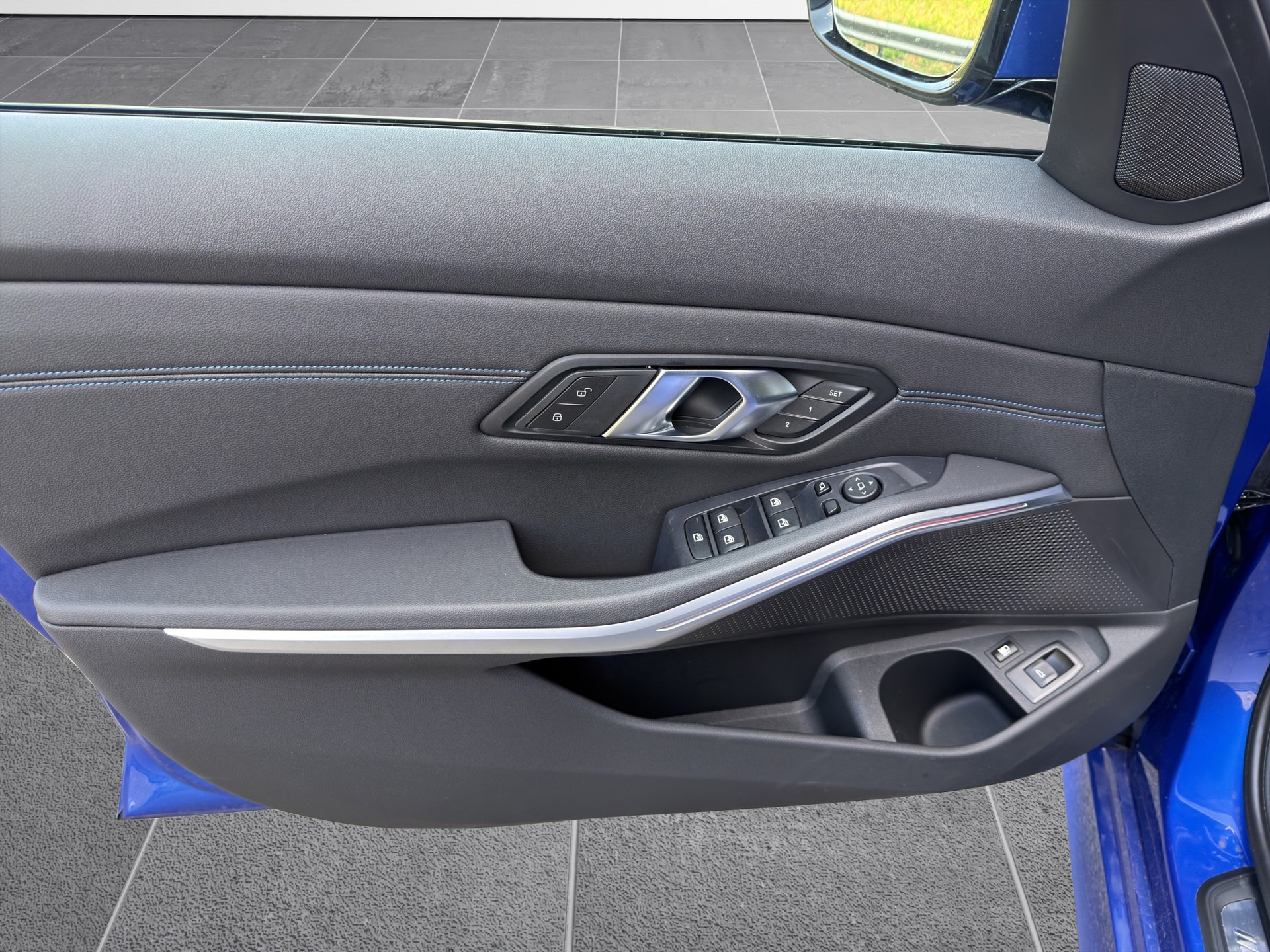 BMW BMW 330e x DriveTouring Steptronic - M Sport-image-10