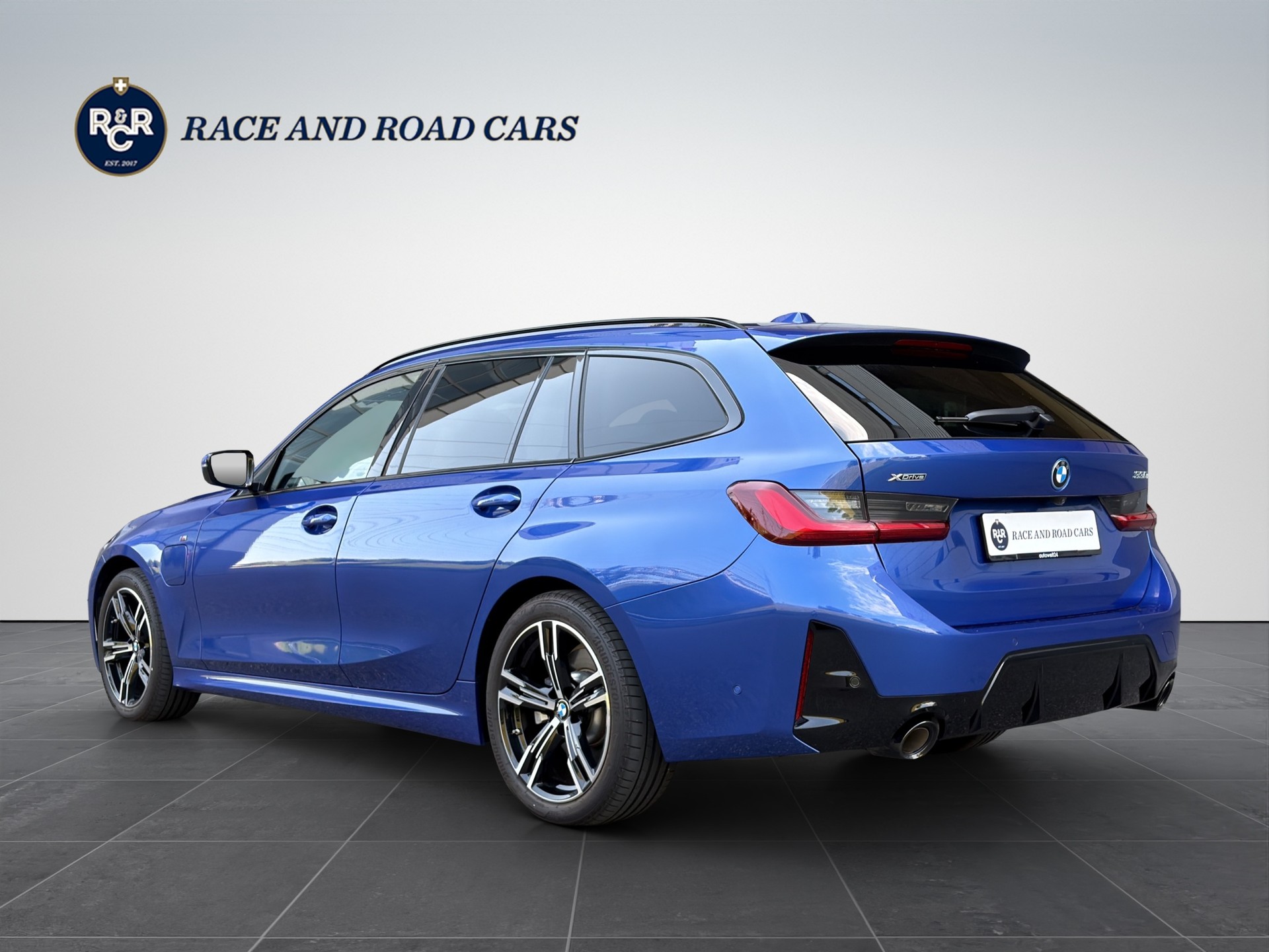 BMW BMW 330e x DriveTouring Steptronic - M Sport-image-6