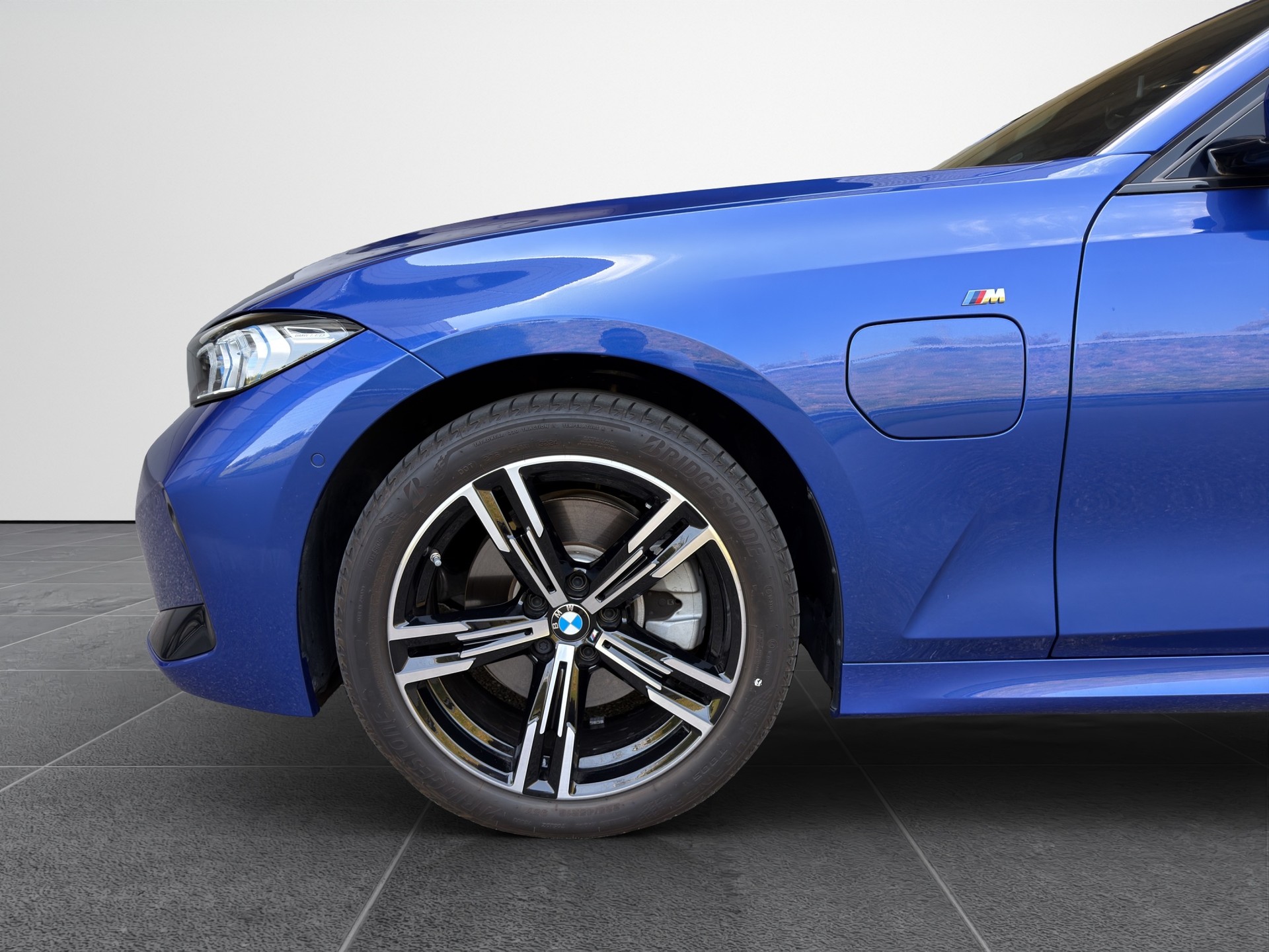 BMW BMW 330e x DriveTouring Steptronic - M Sport-image-7