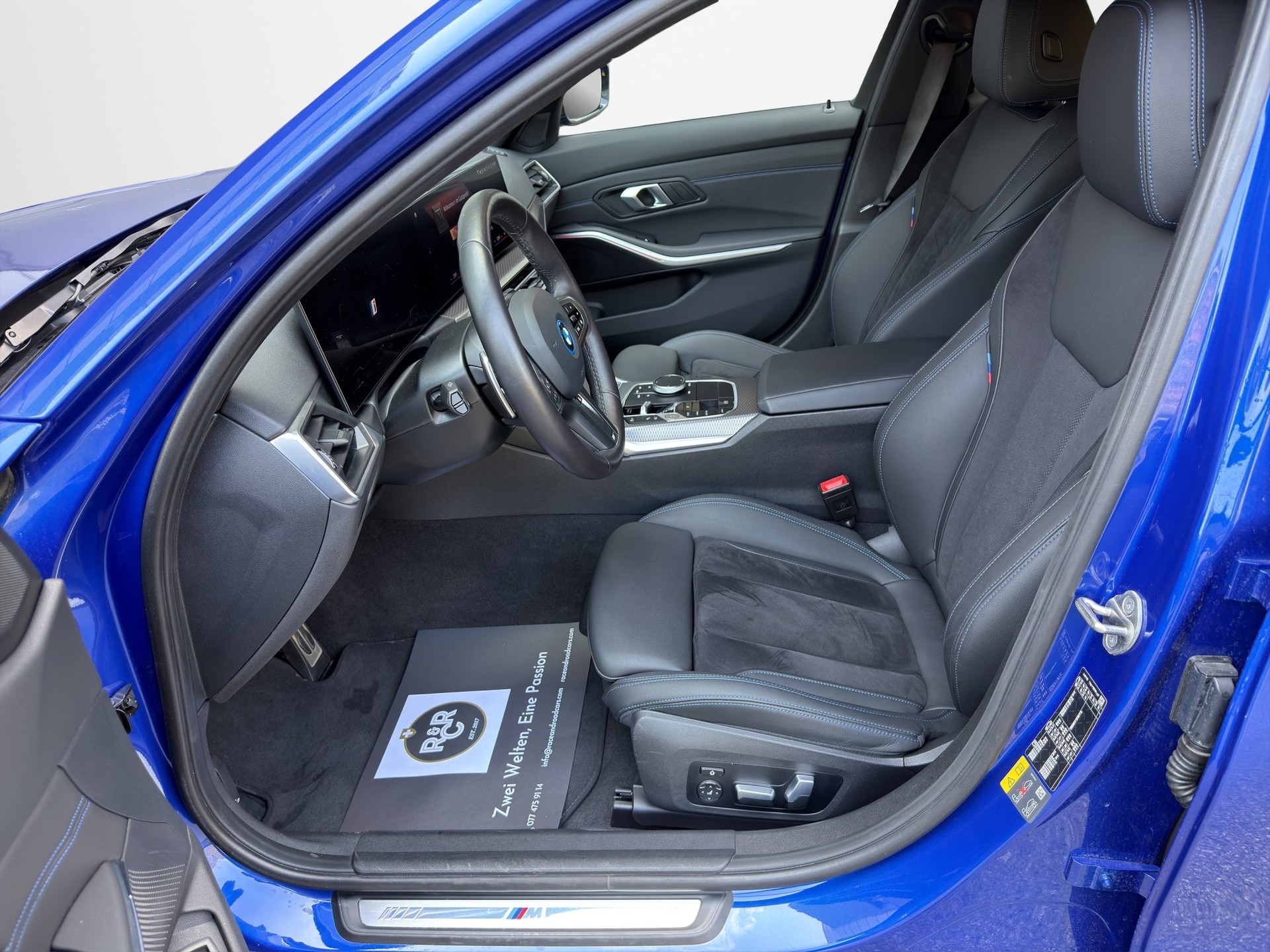 BMW BMW 330e x DriveTouring Steptronic - M Sport-image-12