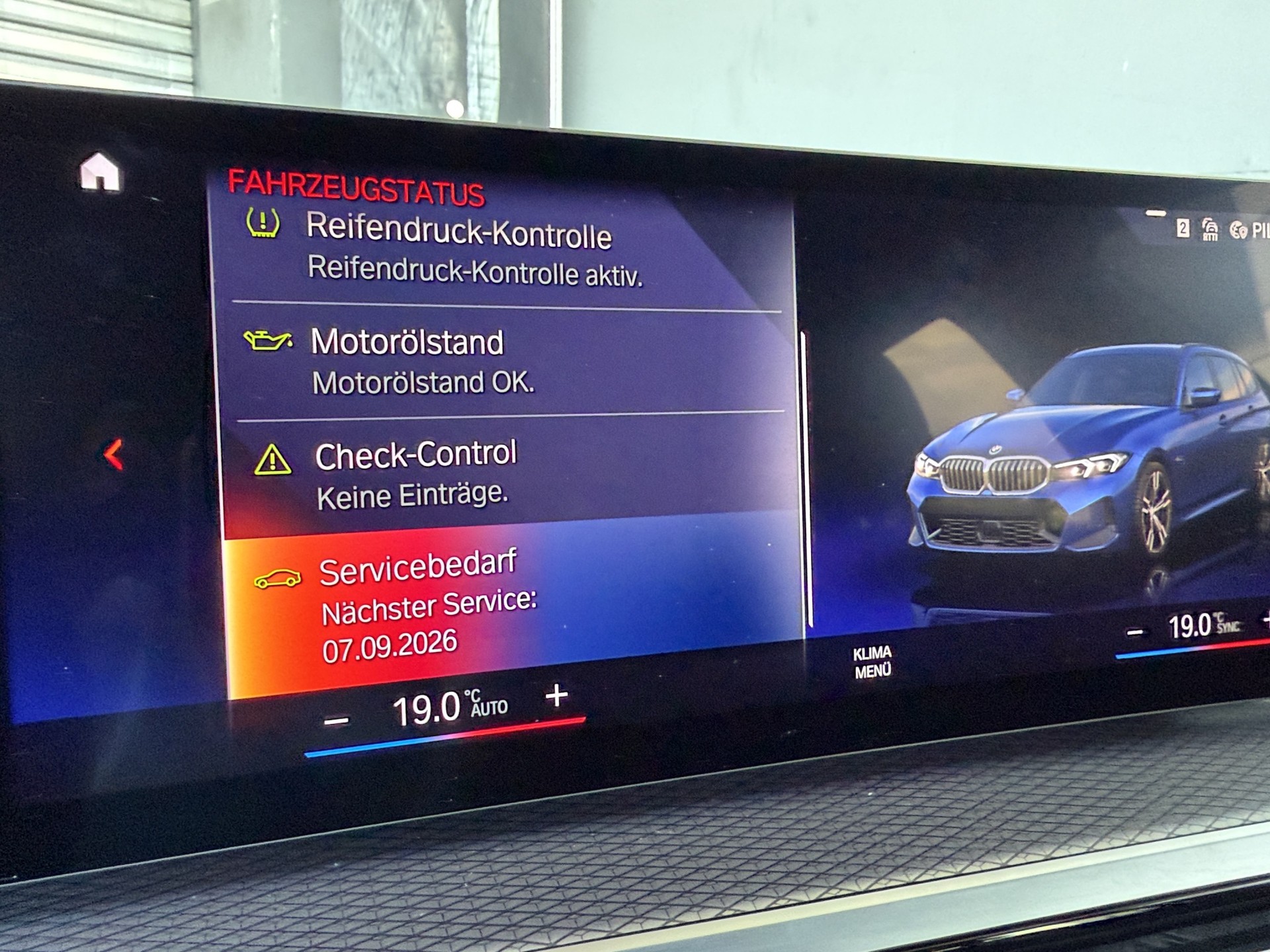 BMW BMW 330e x DriveTouring Steptronic - M Sport-image-19