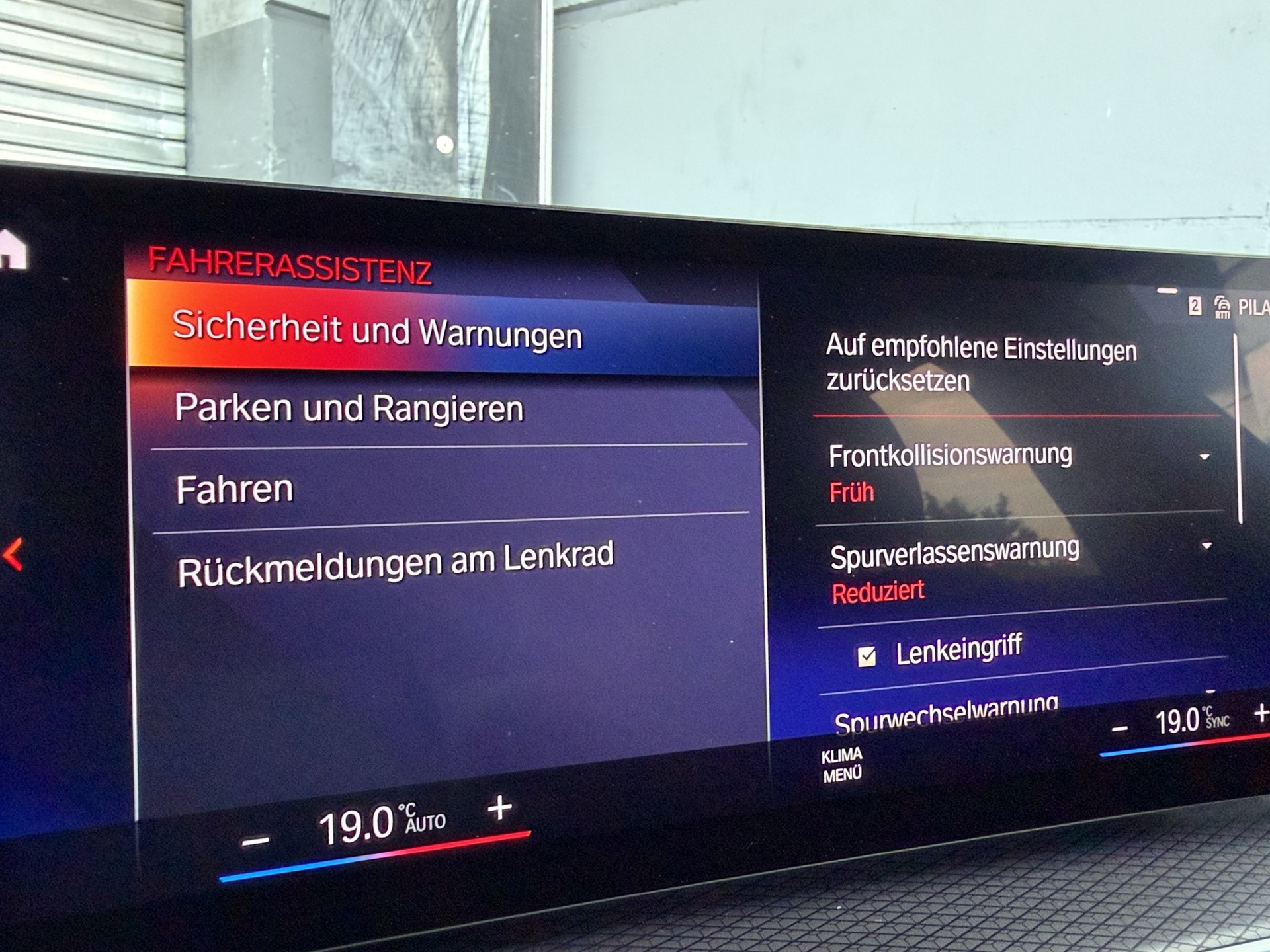 BMW BMW 330e x DriveTouring Steptronic - M Sport-image-24