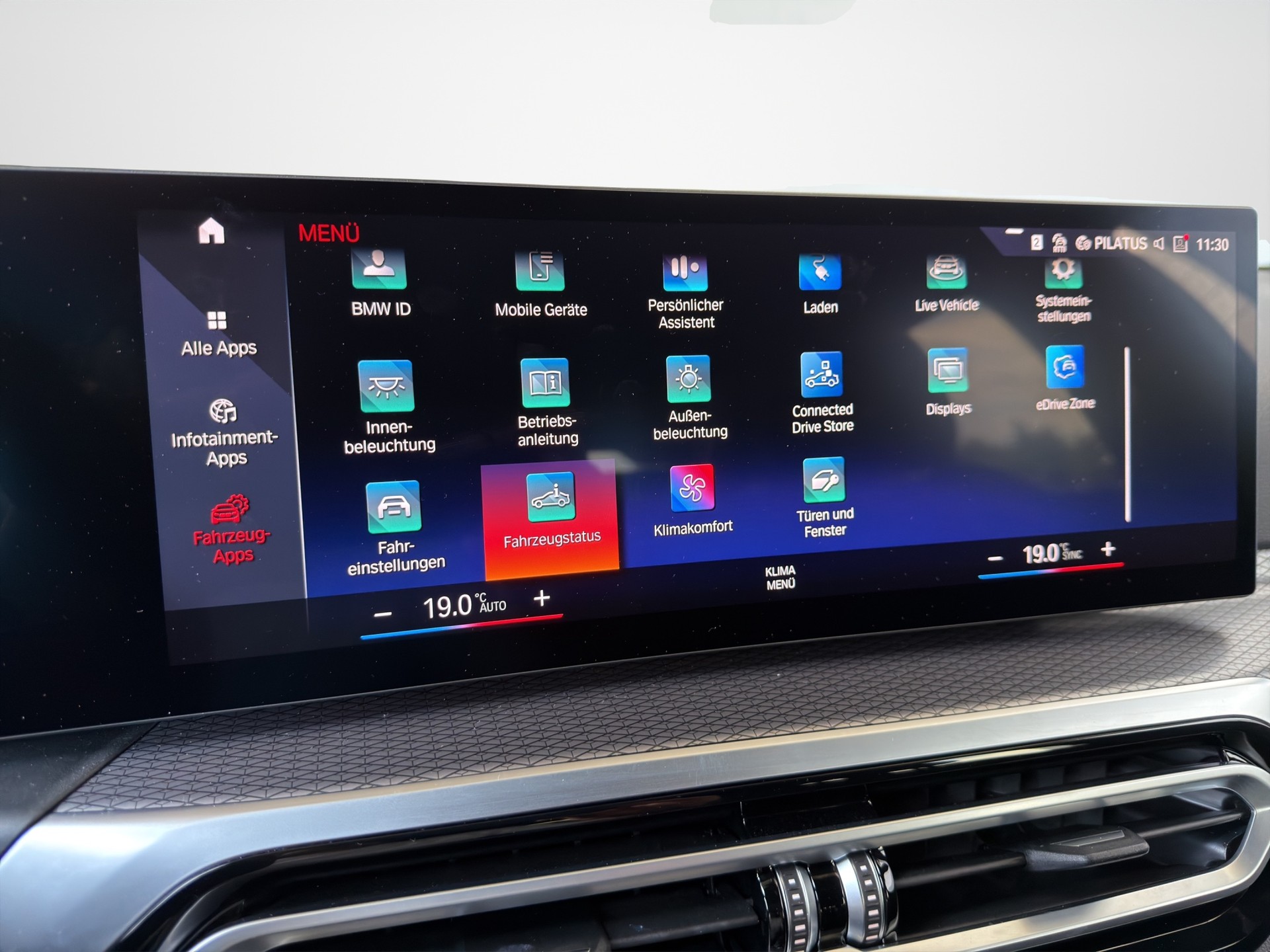 BMW BMW 330e x DriveTouring Steptronic - M Sport-image-17