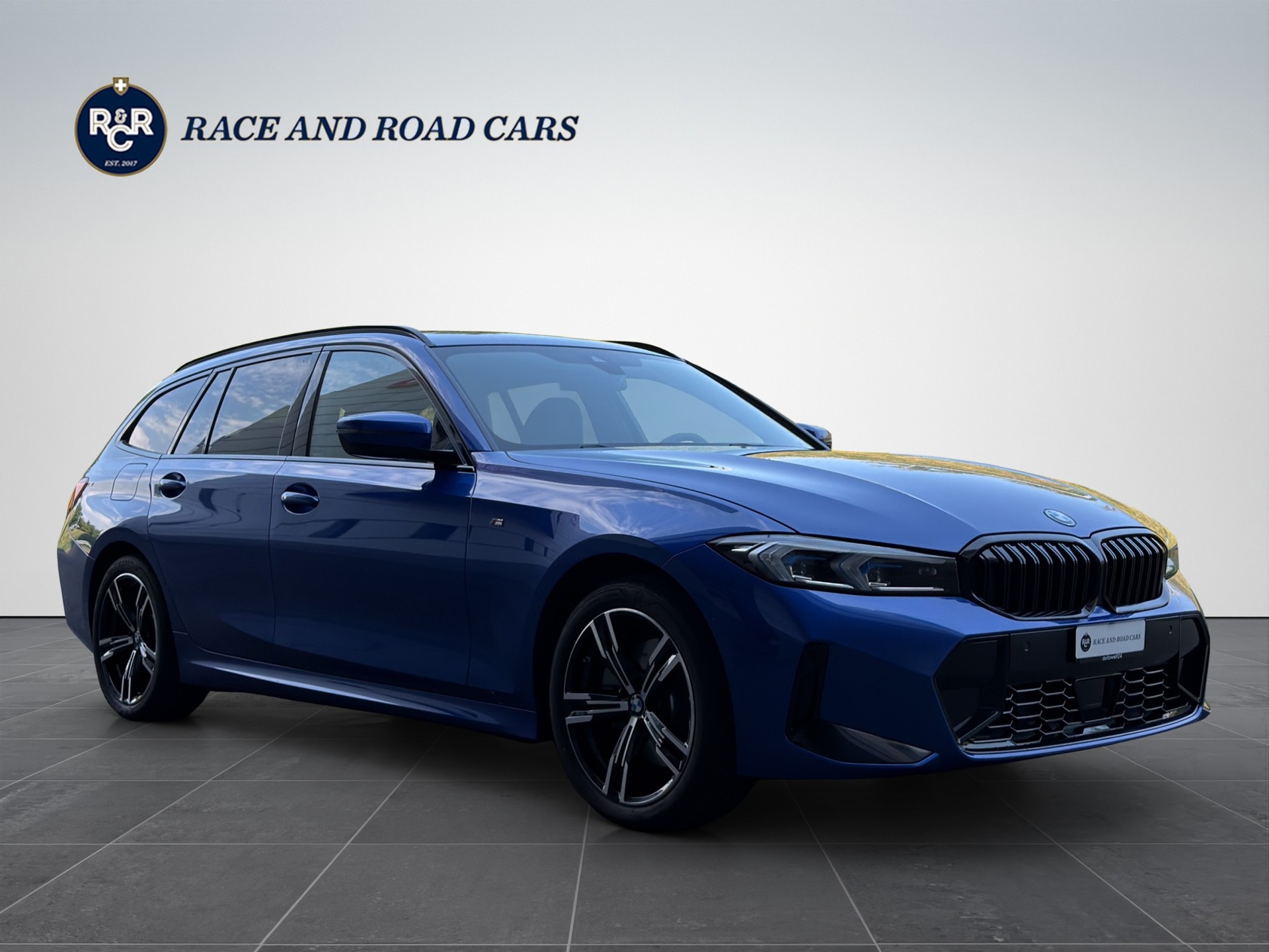 BMW BMW 330e x DriveTouring Steptronic - M Sport-showroom-element-2