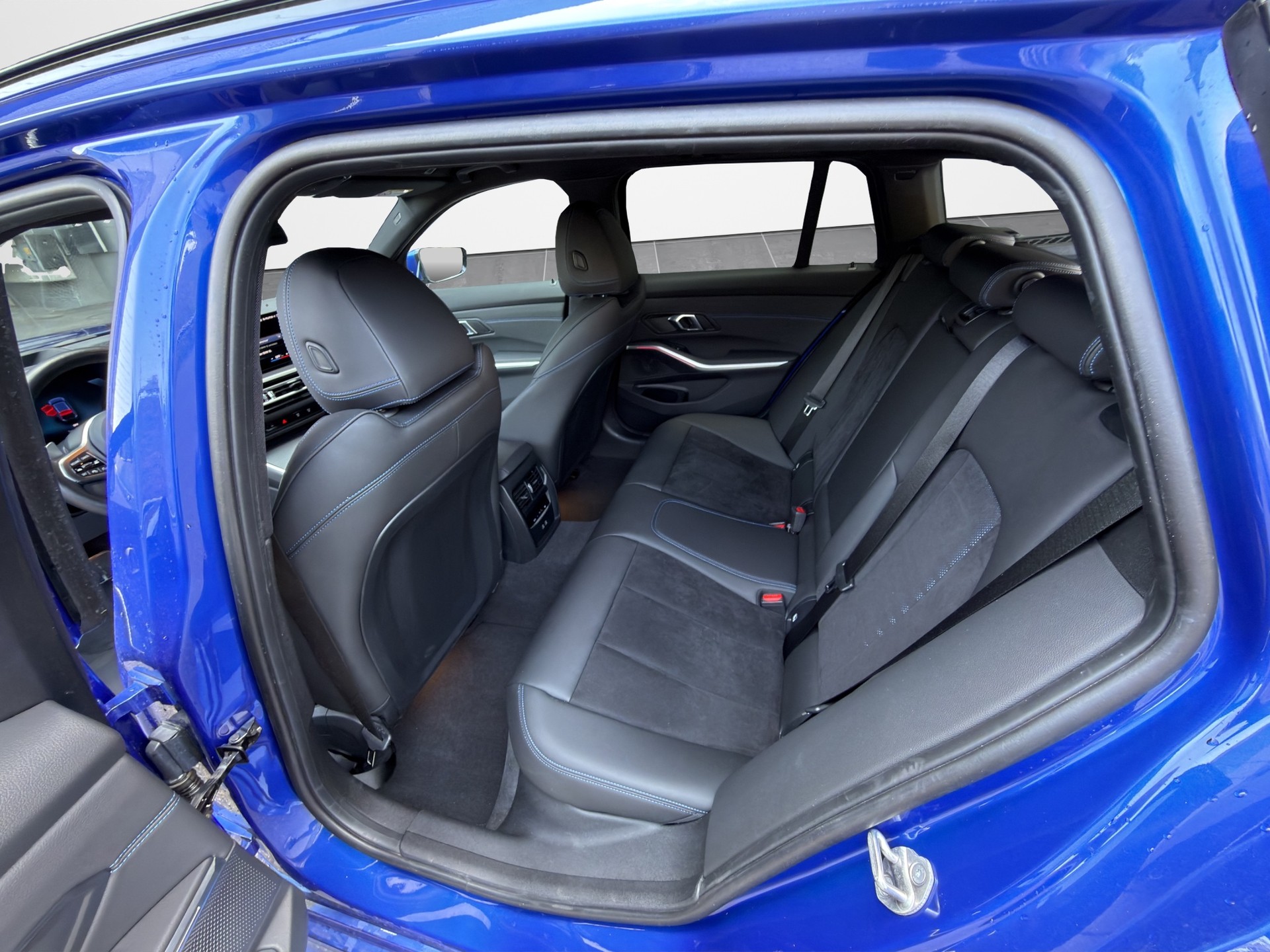 BMW BMW 330e x DriveTouring Steptronic - M Sport-image-16