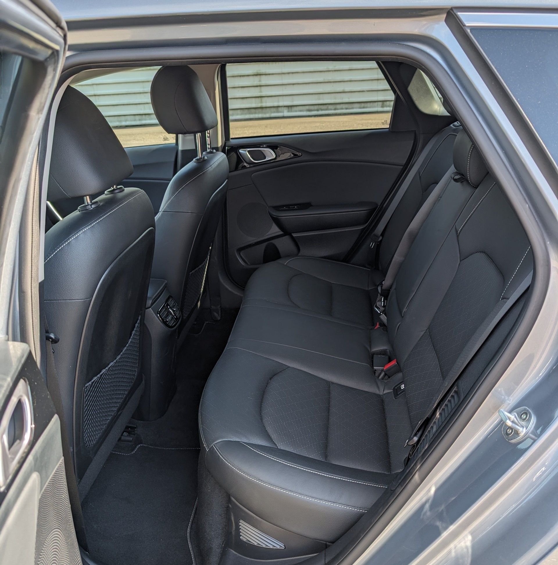 KIA 1.6 GDi Plug-in Hybrid Style-image-4