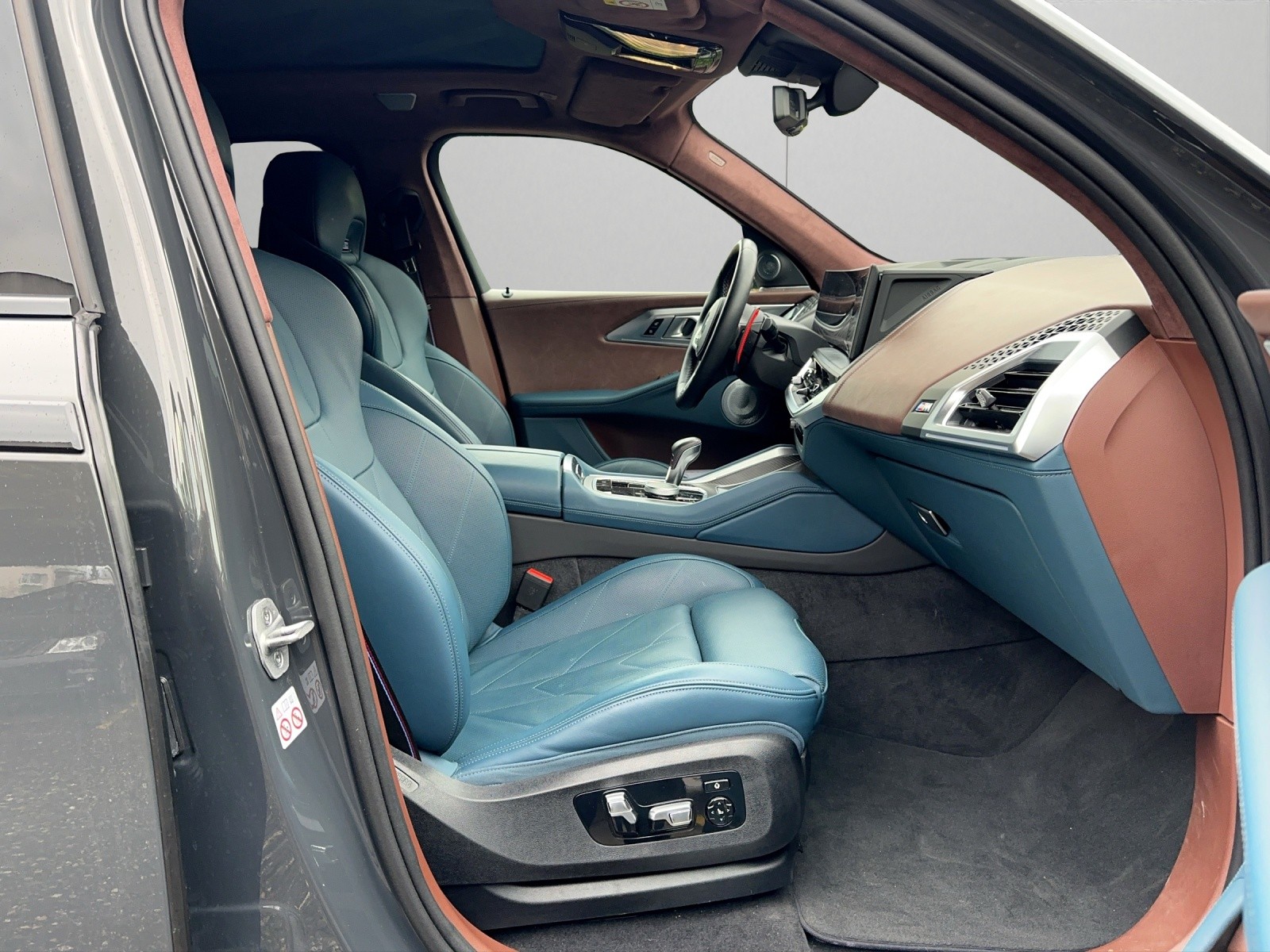 BMW XM xDrive 50e PHEV Steptronic-image-11