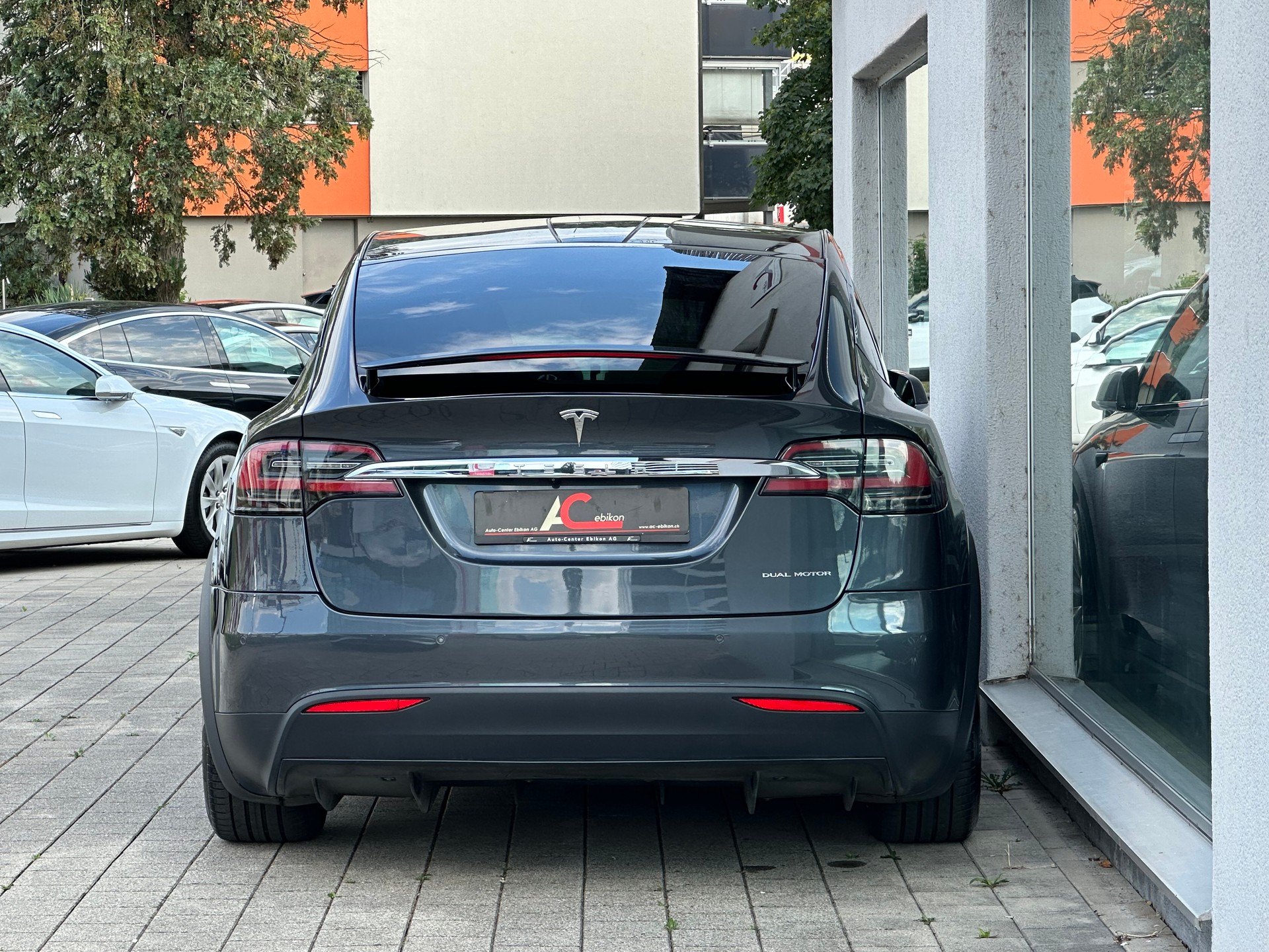 TESLA Model X *RAVEN* Maximale-Reichweite-showroom-element-3