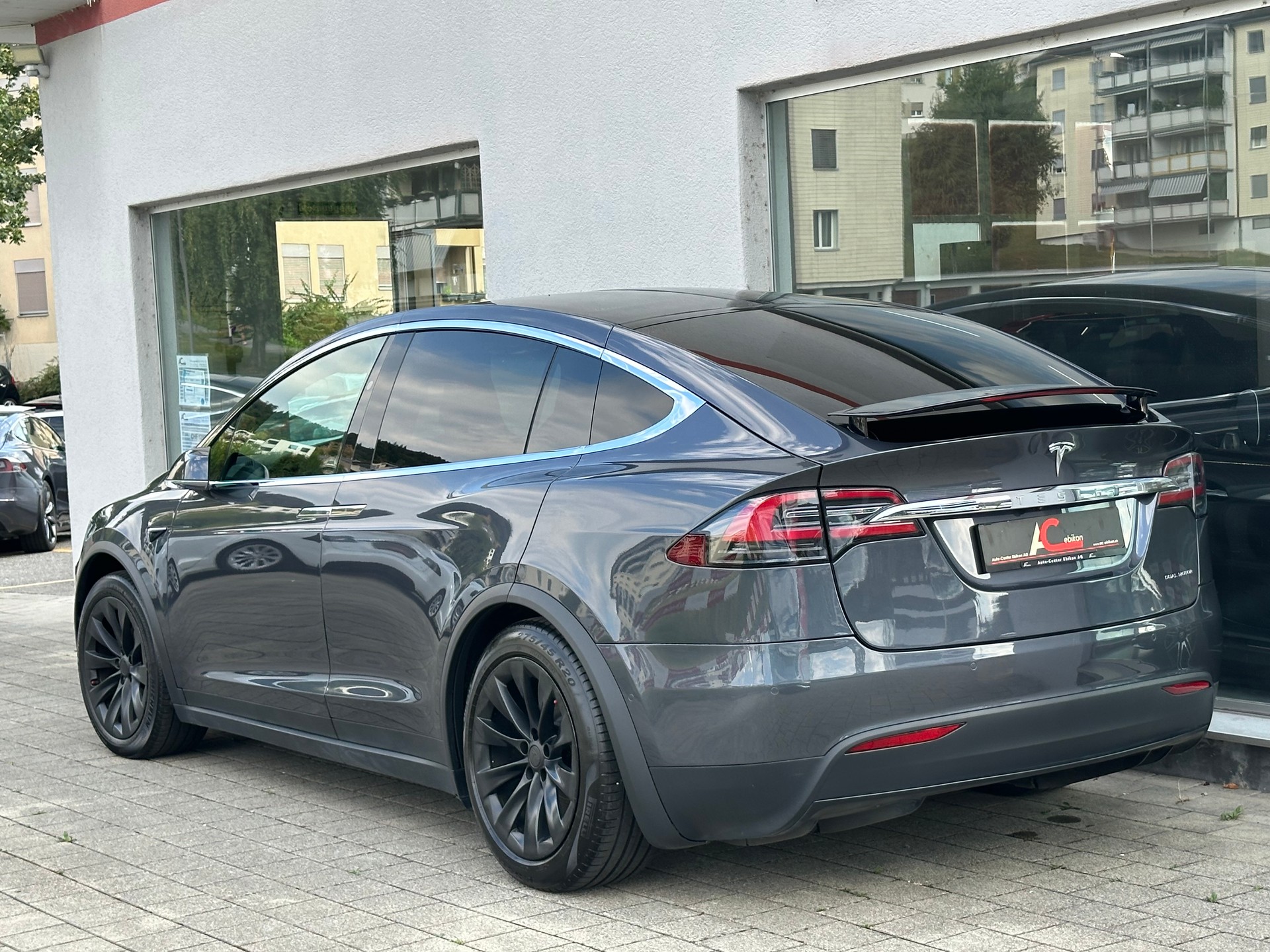 TESLA Model X *RAVEN* Maximale-Reichweite-showroom-element-1