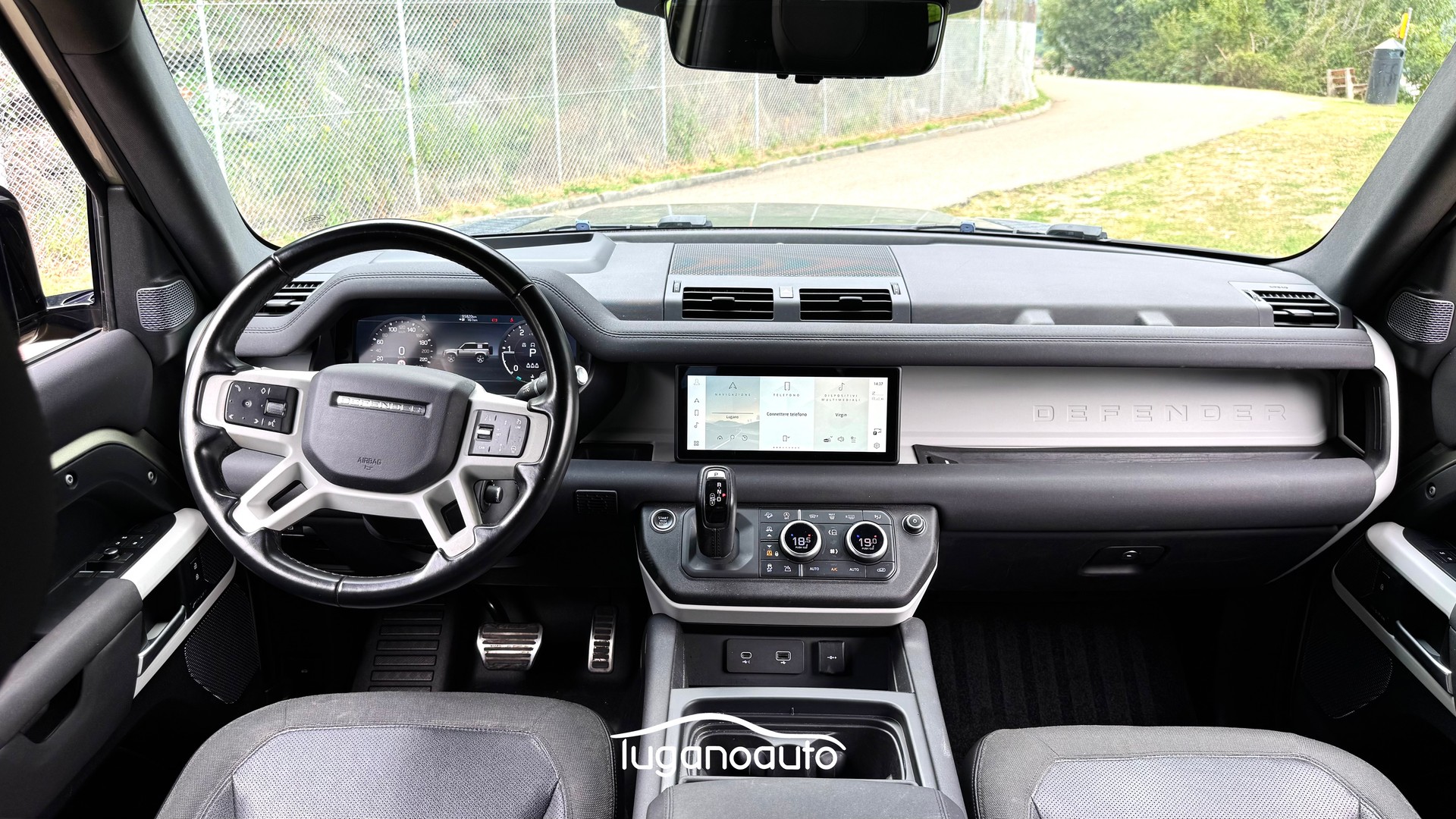 LAND ROVER Defender 90 3.0D I6 250 First Edition AT8-image-9