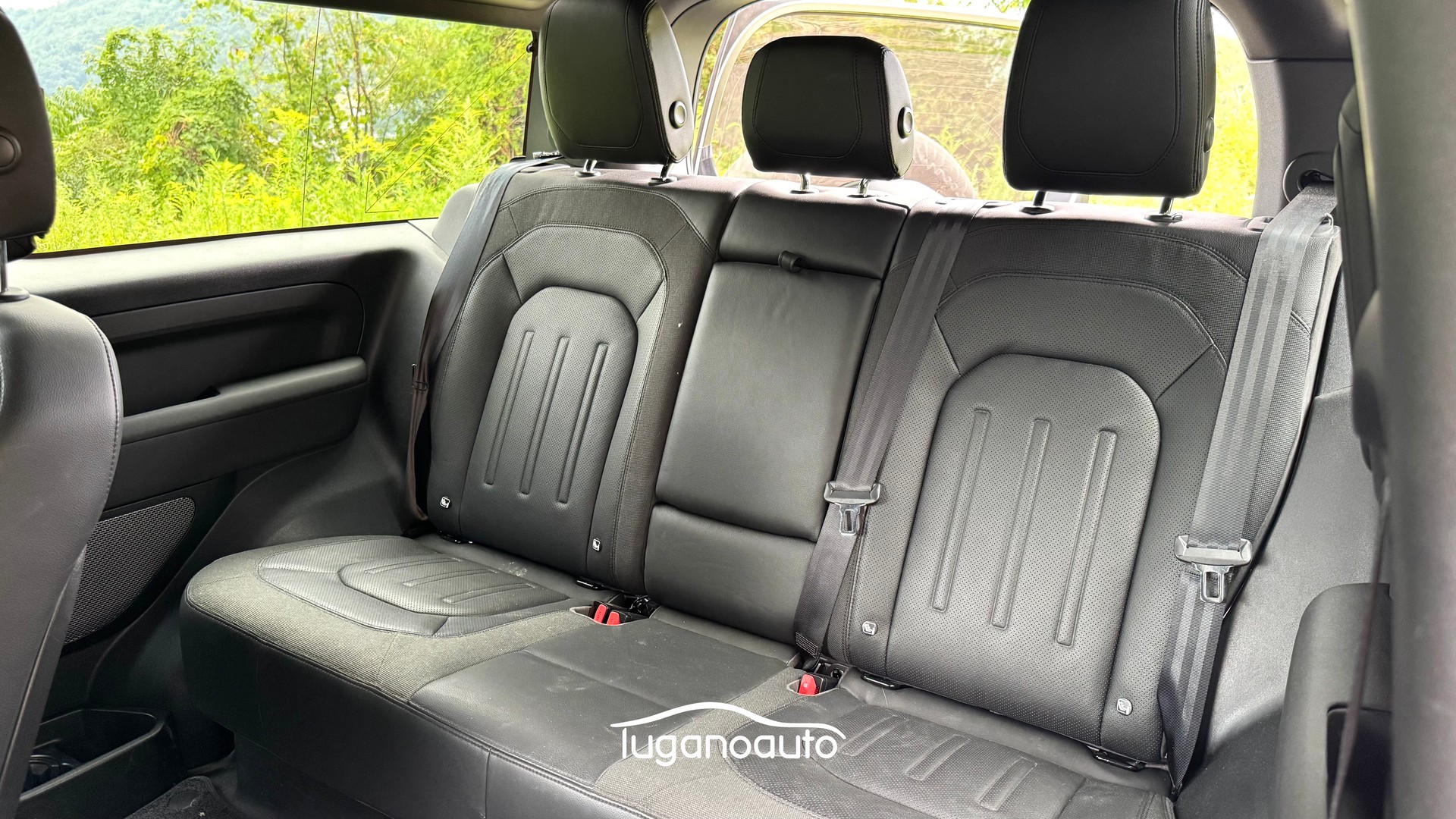 LAND ROVER Defender 90 3.0D I6 250 First Edition AT8-image-12