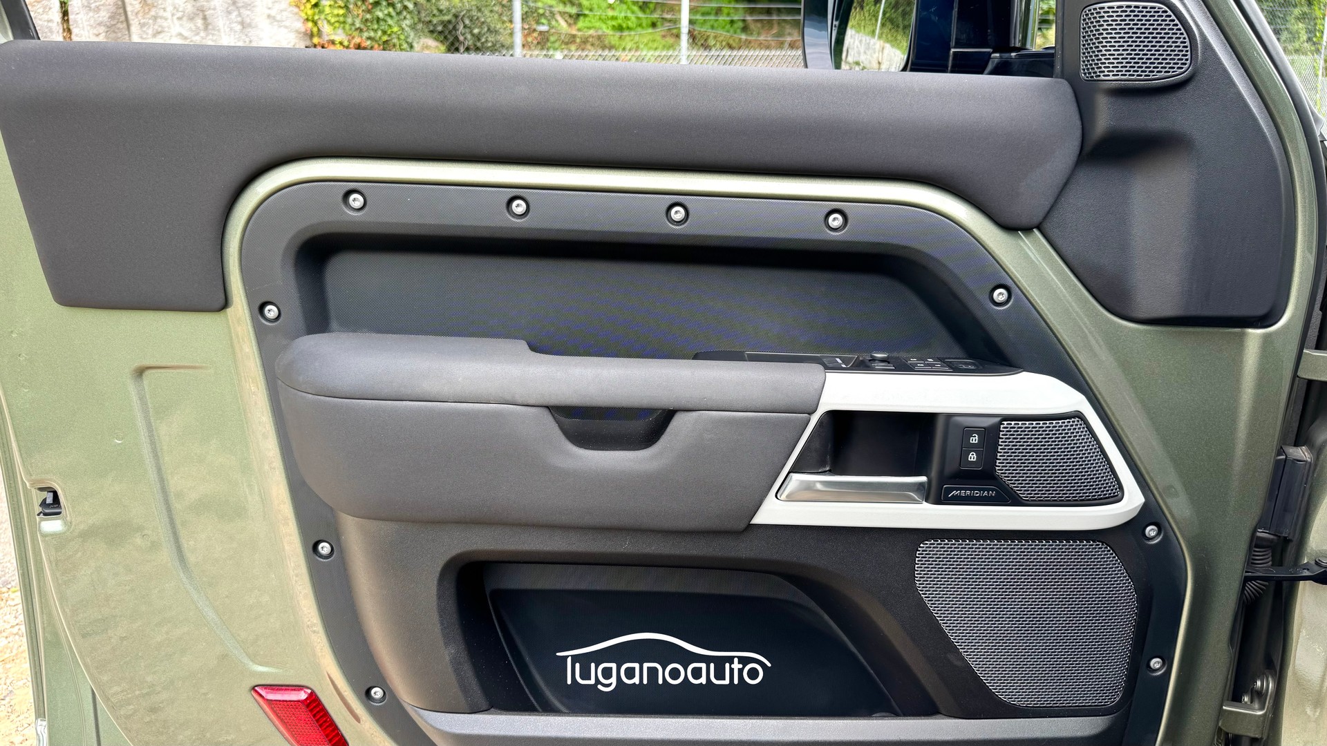 LAND ROVER Defender 90 3.0D I6 250 First Edition AT8-image-15