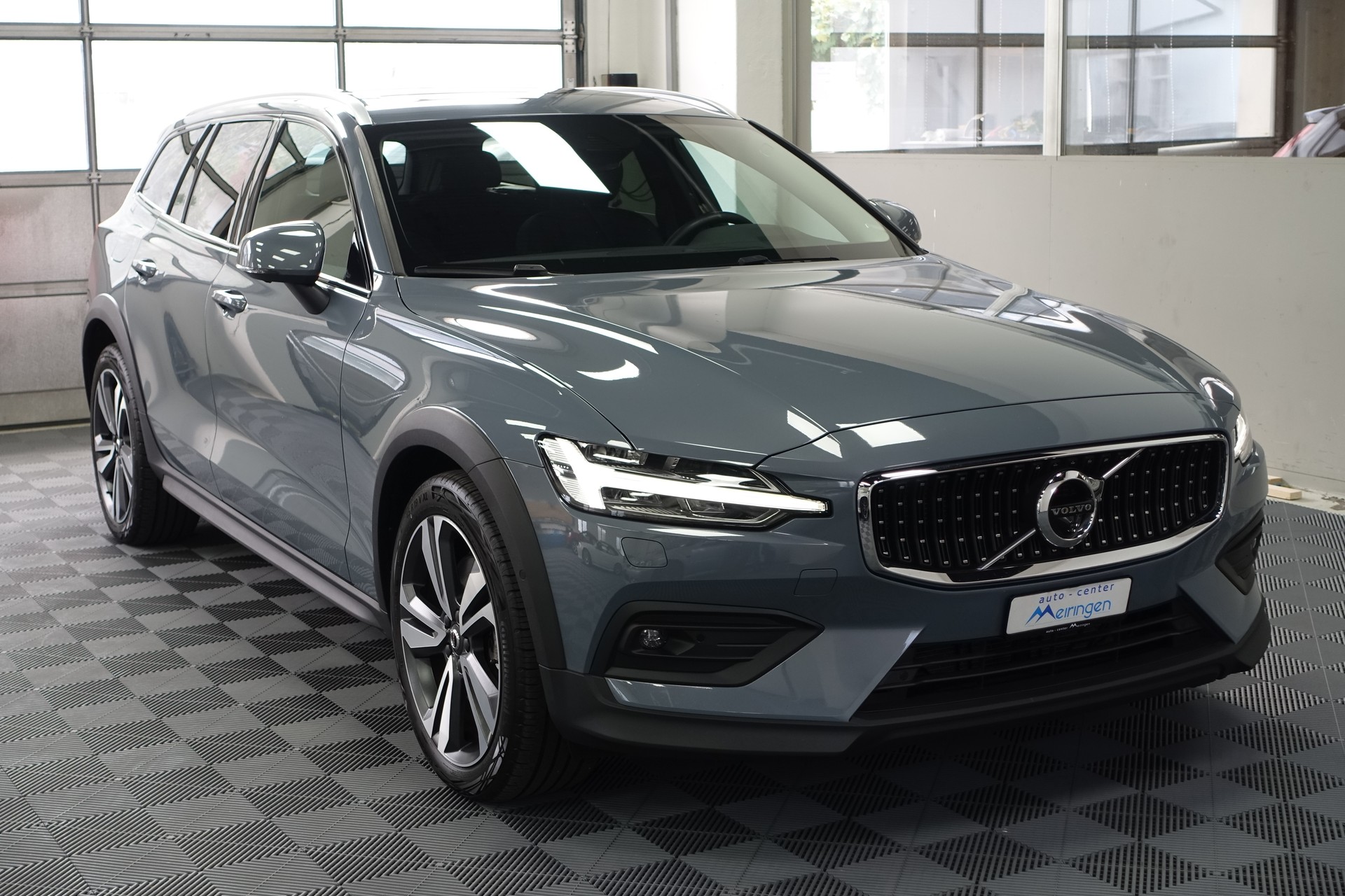VOLVO V60 Cross Country 2.0 B5 AWD-image-1