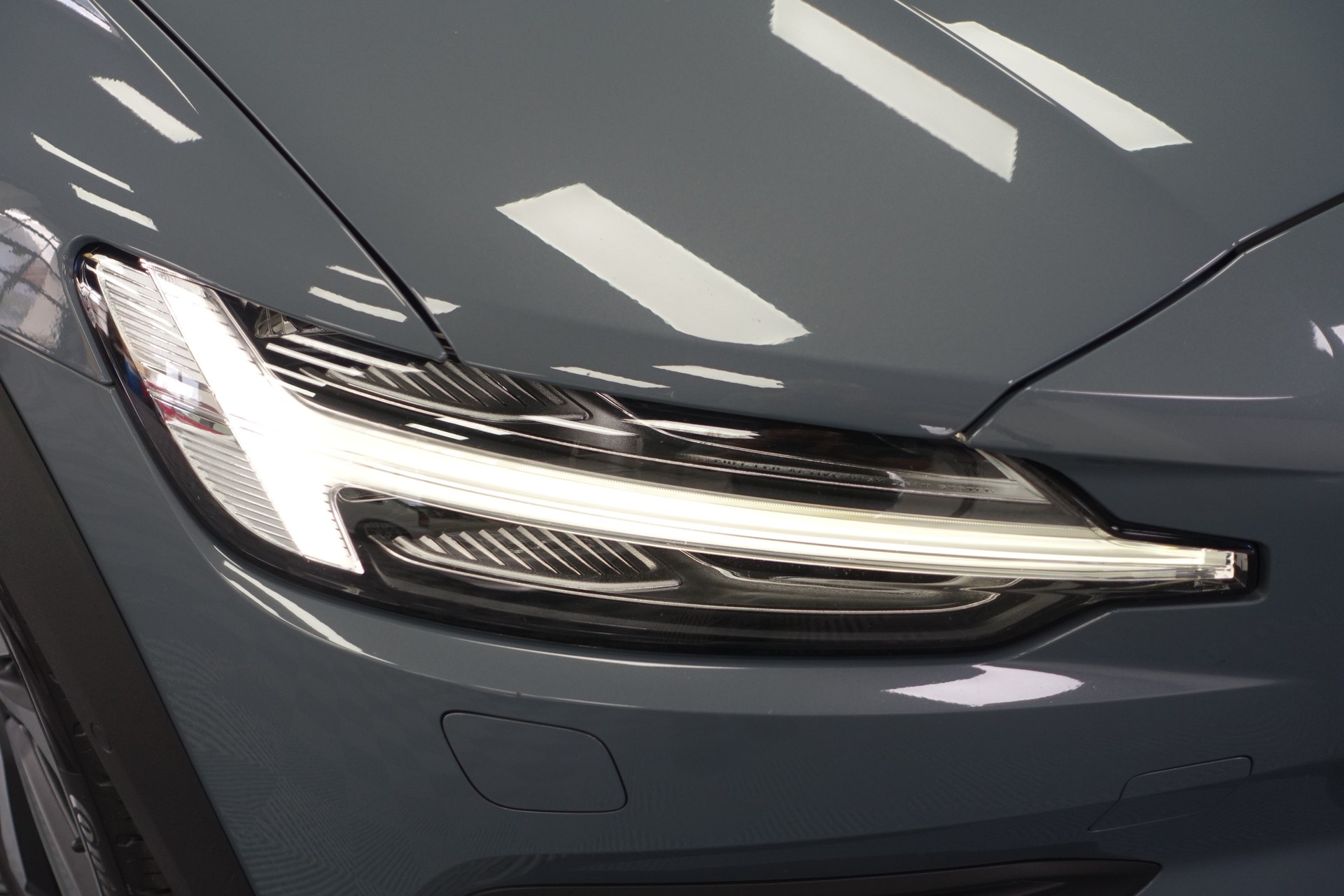 VOLVO V60 Cross Country 2.0 B5 AWD-image-8