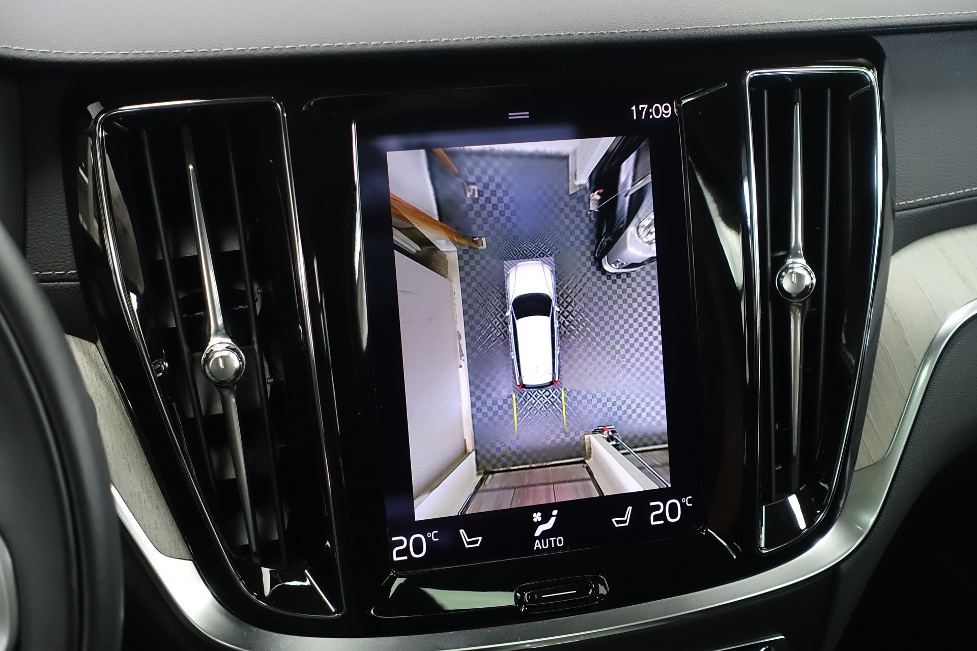 VOLVO V60 Cross Country 2.0 B5 AWD-image-22