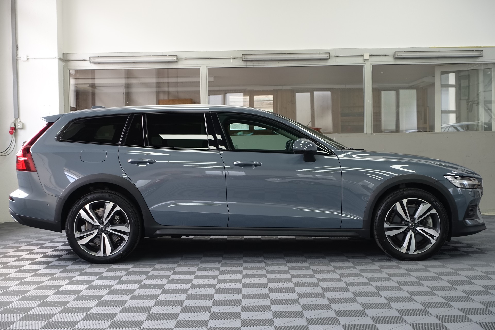 VOLVO V60 Cross Country 2.0 B5 AWD-image-3