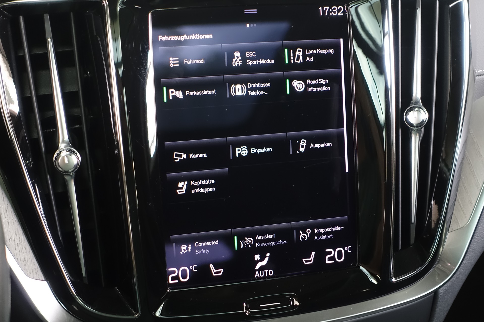 VOLVO V60 Cross Country 2.0 B5 AWD-image-28