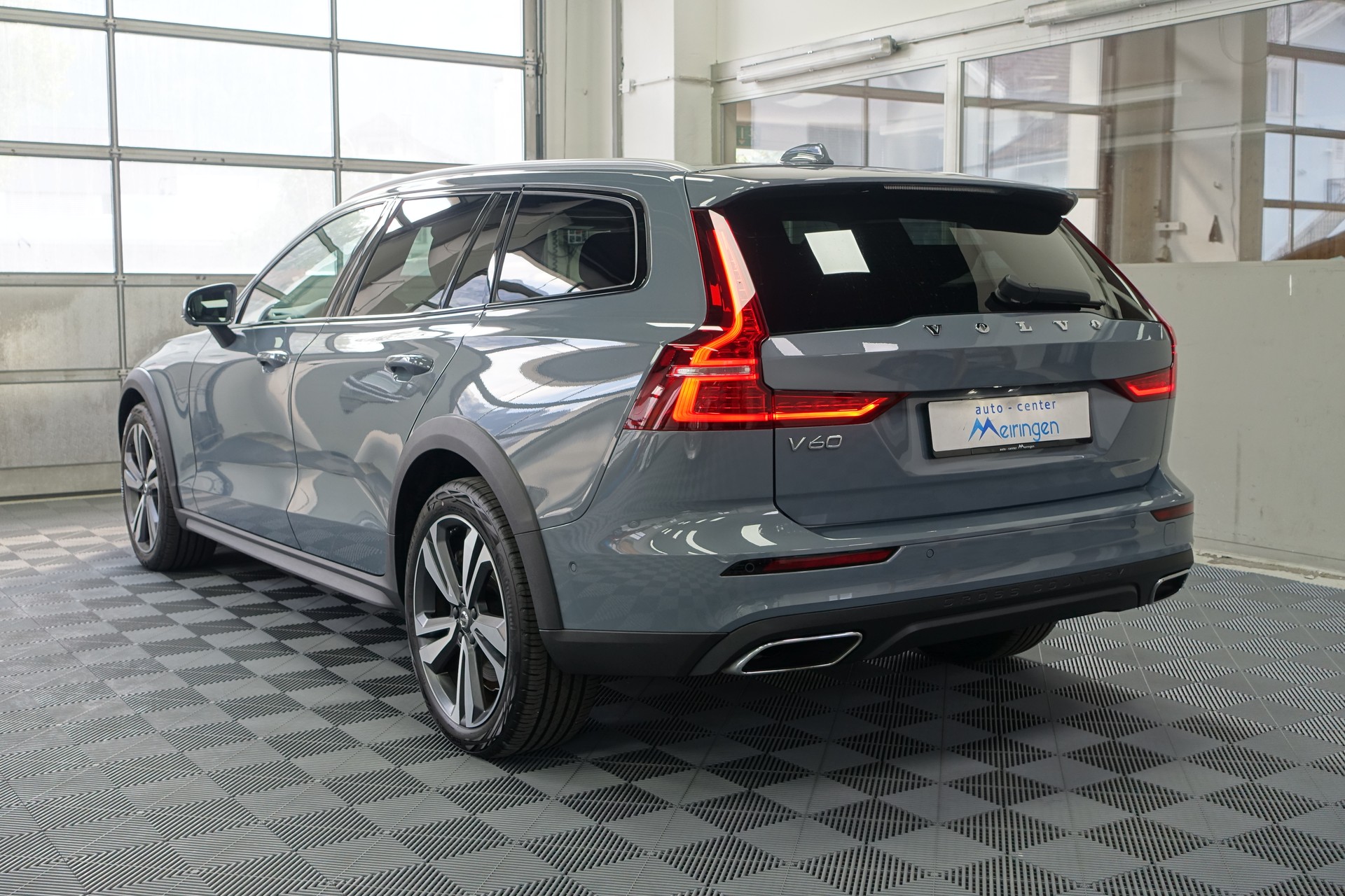 VOLVO V60 Cross Country 2.0 B5 AWD-image-4