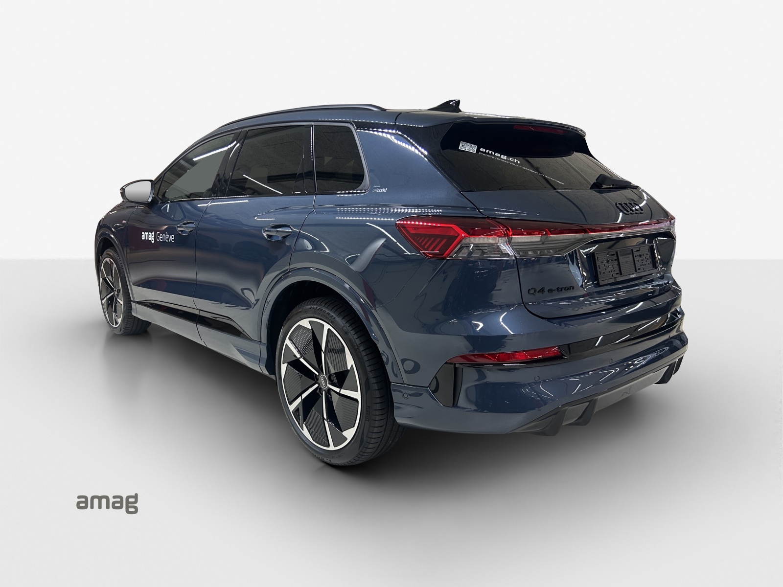 AUDI Q4 e-tron SUV quattro performance Swiss Ski-image-2