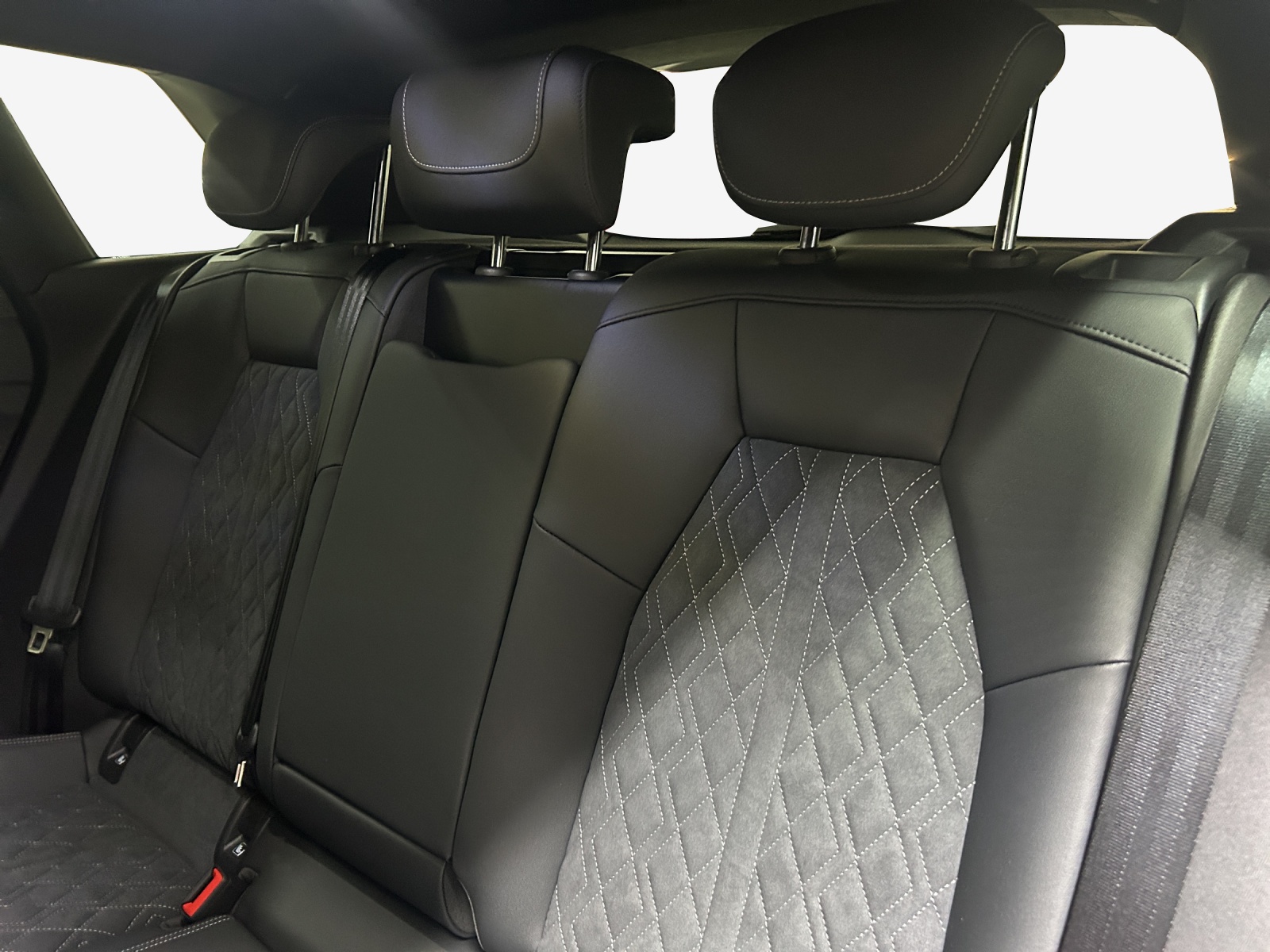 AUDI Q4 e-tron SUV quattro performance Swiss Ski-image-11