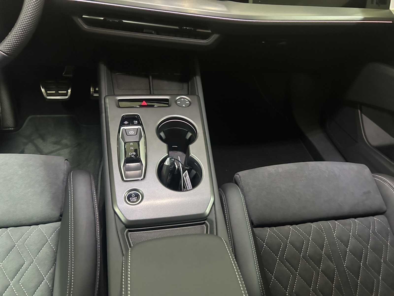 AUDI Q4 e-tron SUV quattro performance Swiss Ski-image-10