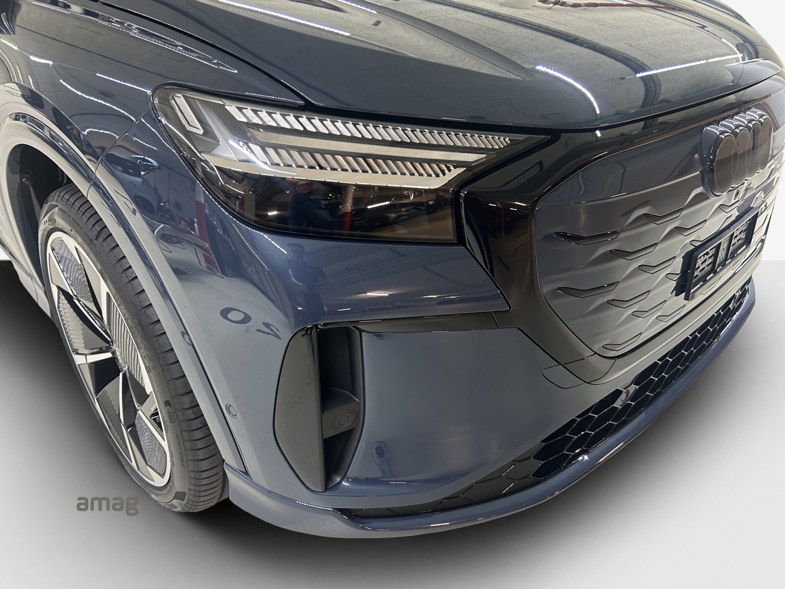 AUDI Q4 e-tron SUV quattro performance Swiss Ski-image-15
