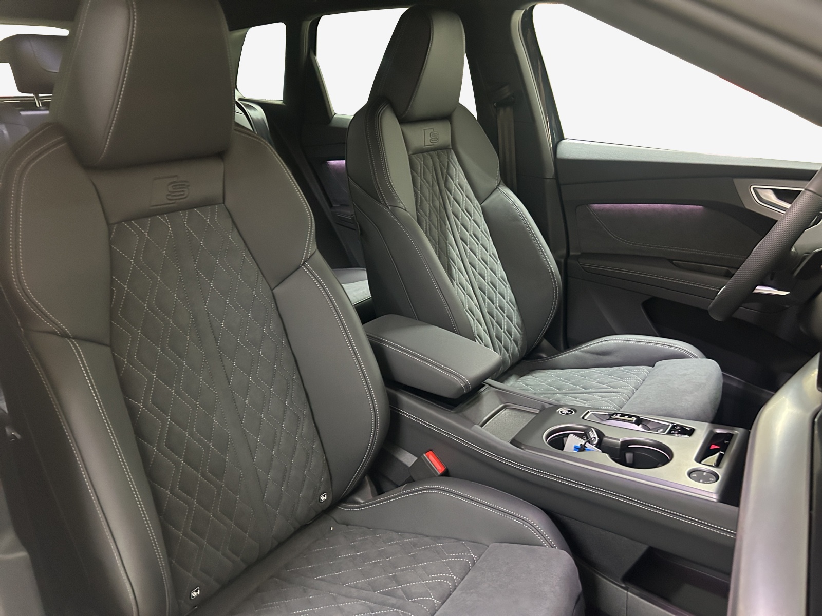 AUDI Q4 e-tron SUV quattro performance Swiss Ski-image-14