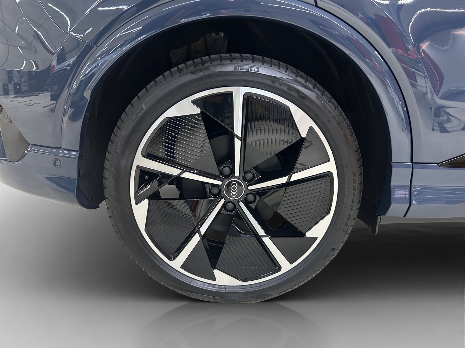 AUDI Q4 e-tron SUV quattro performance Swiss Ski-image-13