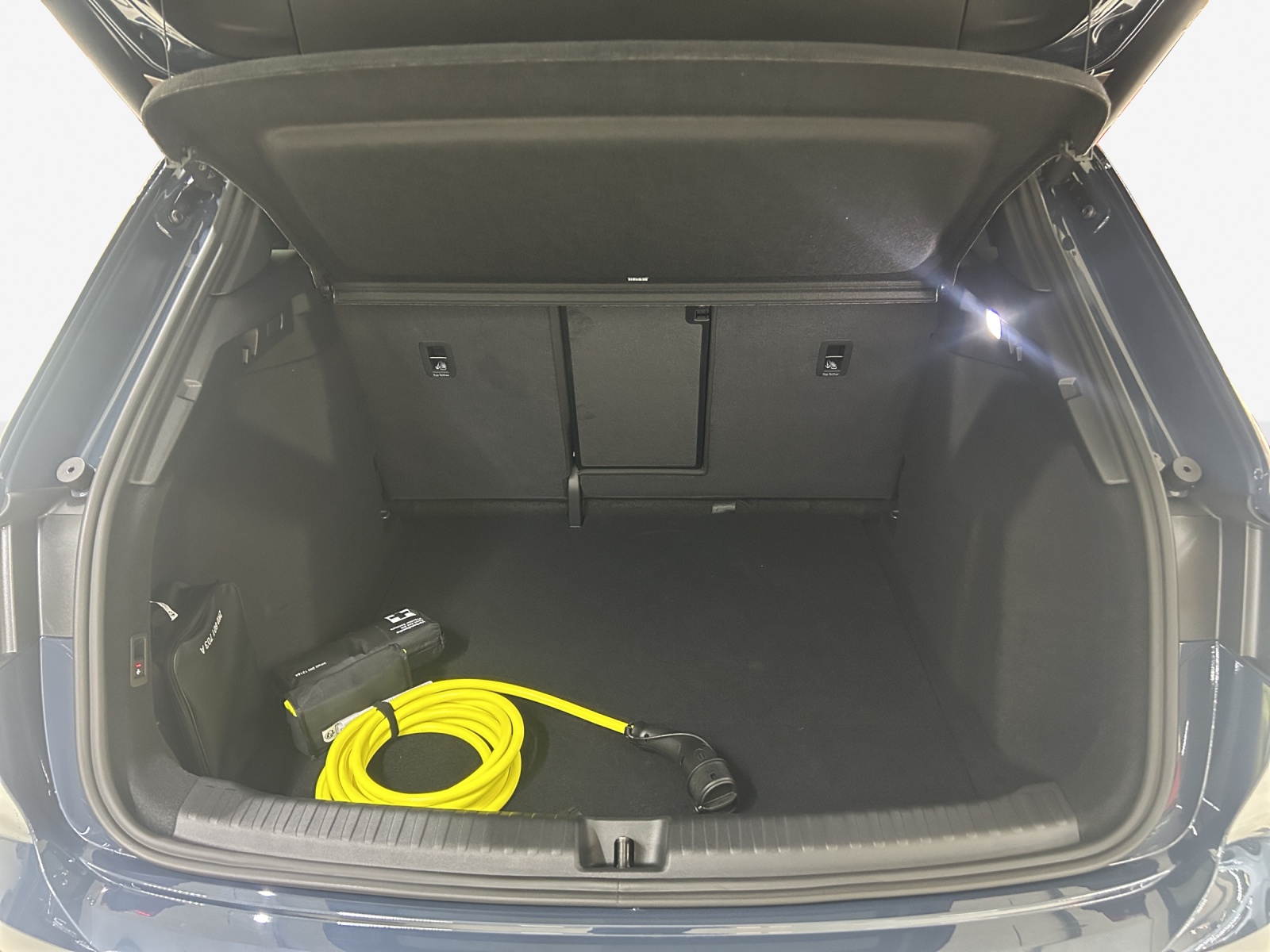 AUDI Q4 e-tron SUV quattro performance Swiss Ski-image-12