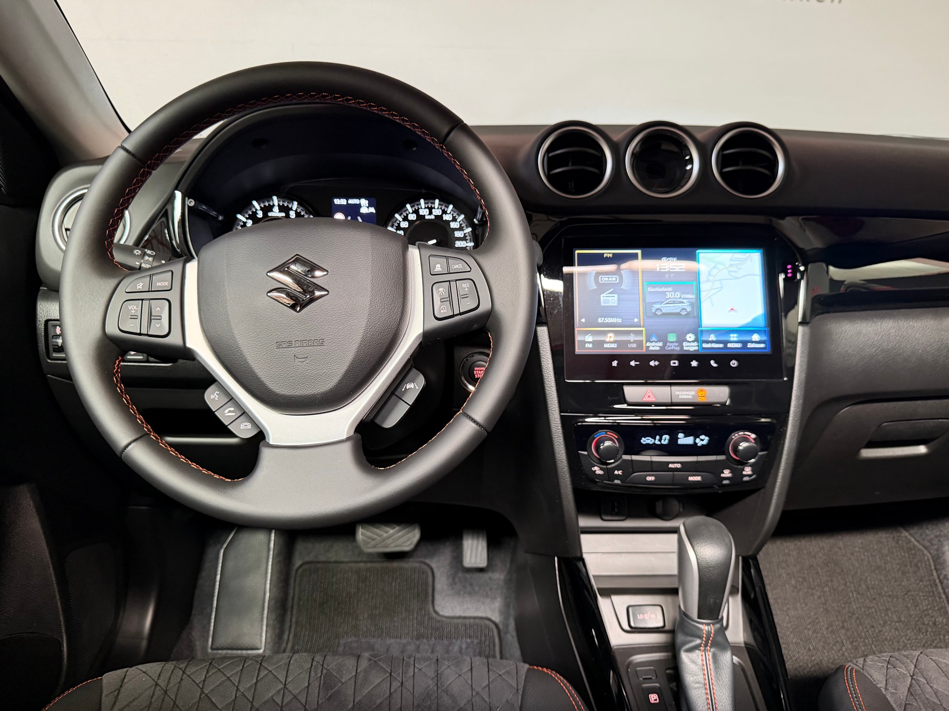 SUZUKI Vitara 1.4 Boosterjet Black Edition Top 4x4 Hybrid Automatic-image-18