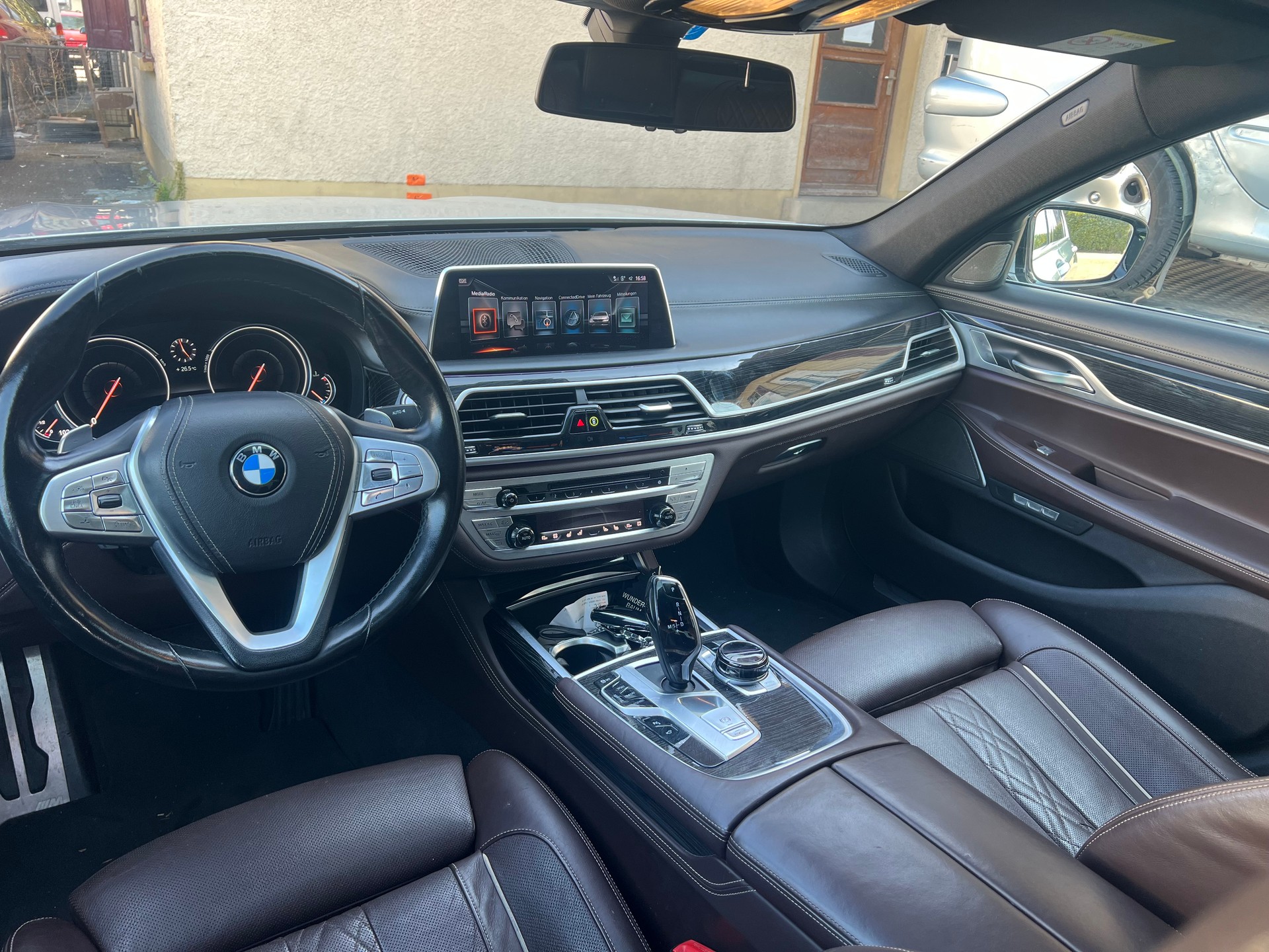 BMW 750i xDrive Steptronic-image-7