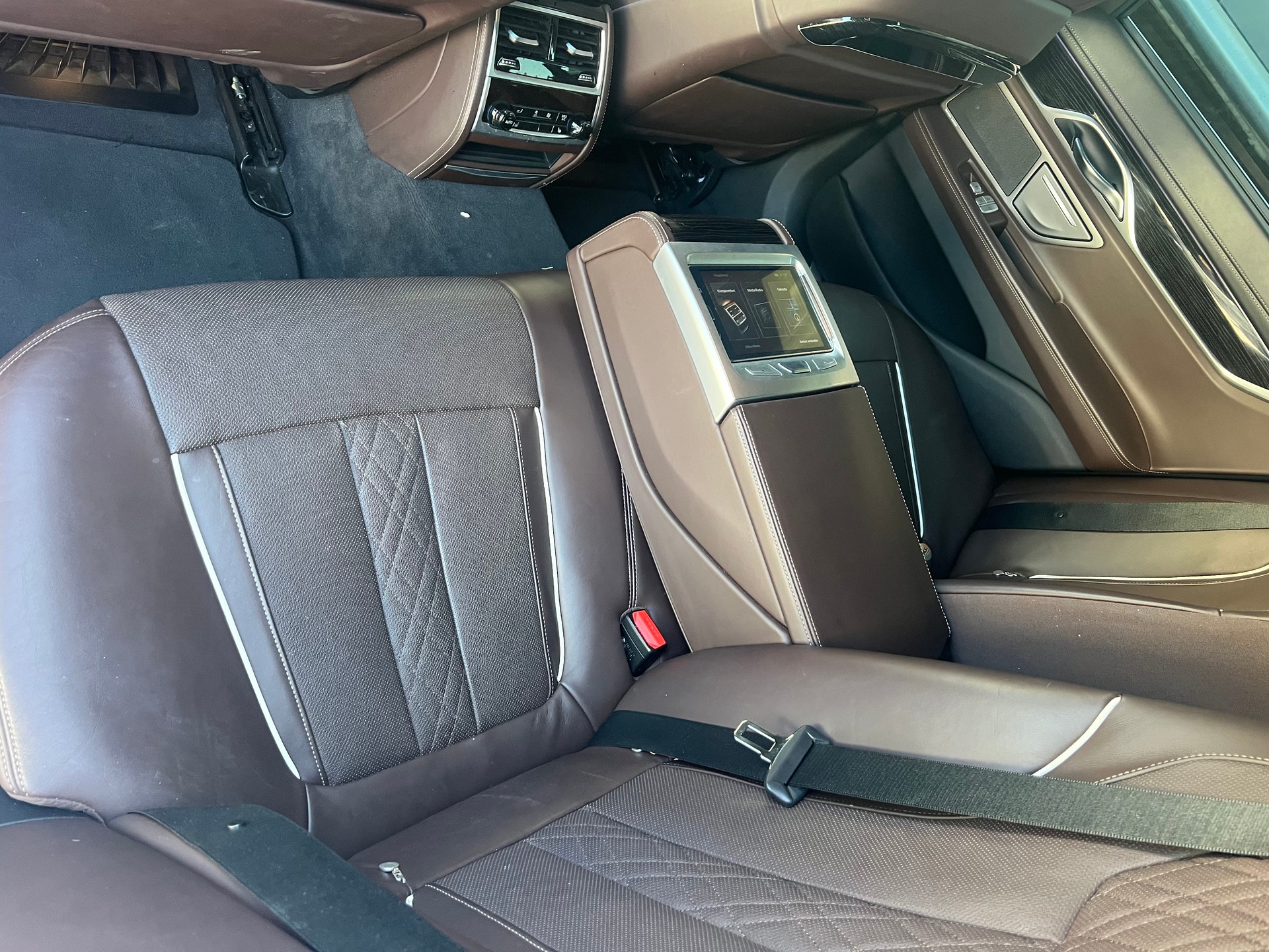 BMW 750i xDrive Steptronic-image-11