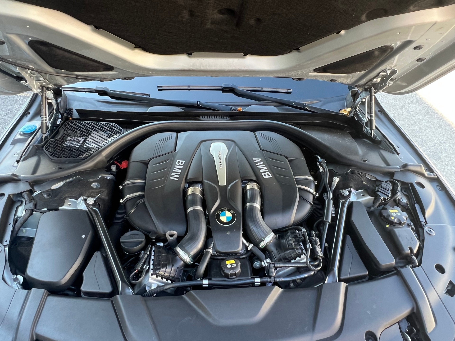 BMW 750i xDrive Steptronic-image-15