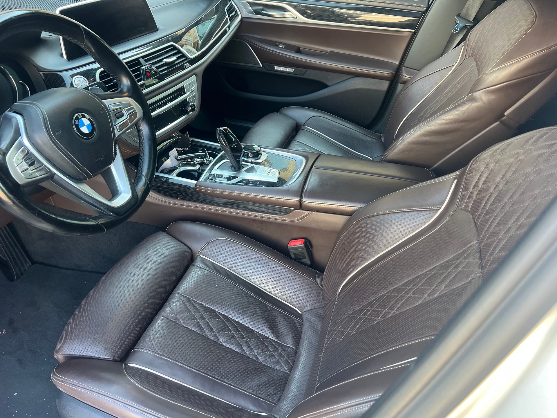 BMW 750i xDrive Steptronic-image-8