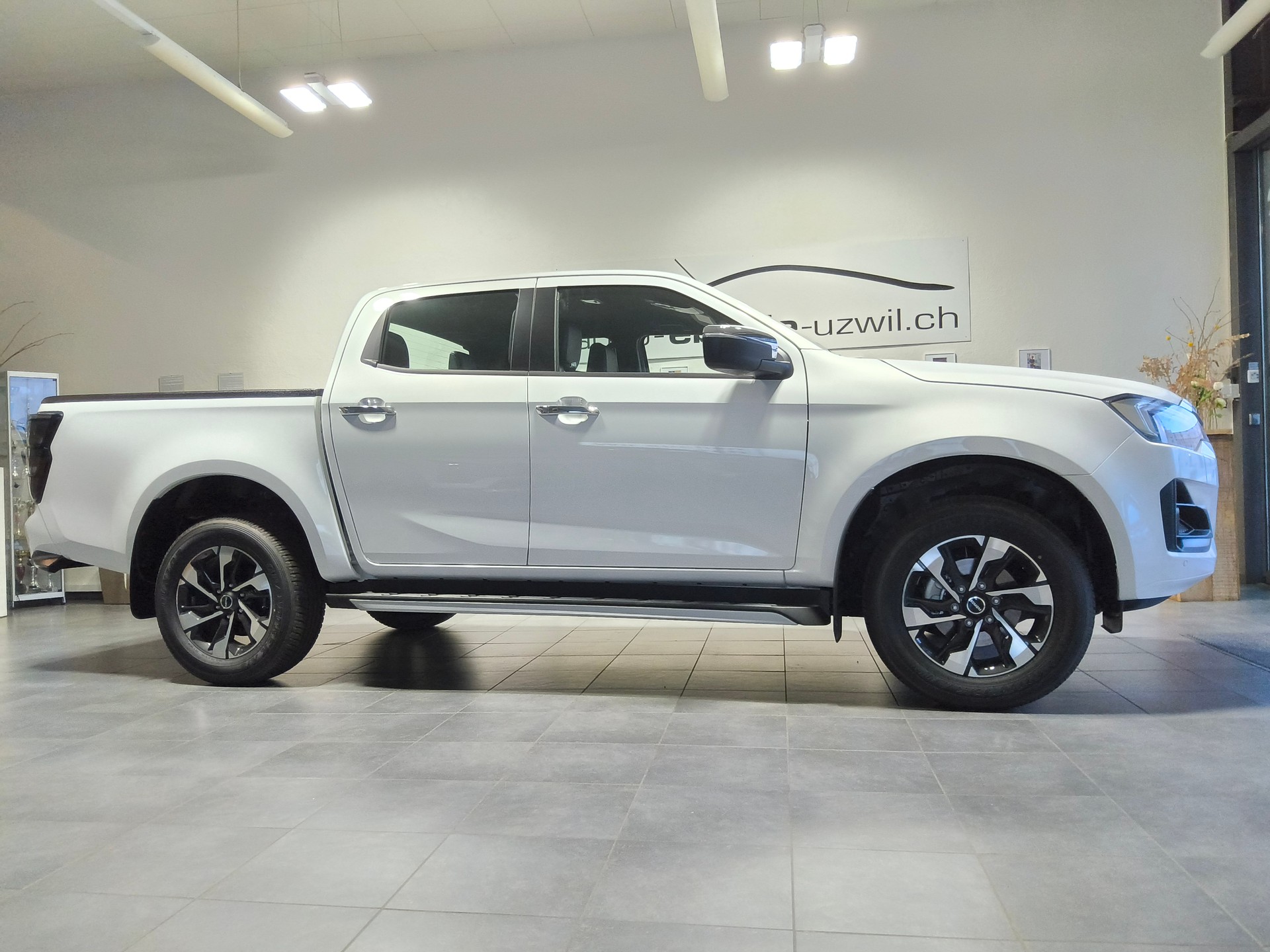 ISUZU Isuzu D-Max Crew Prestige 2.2-image-1